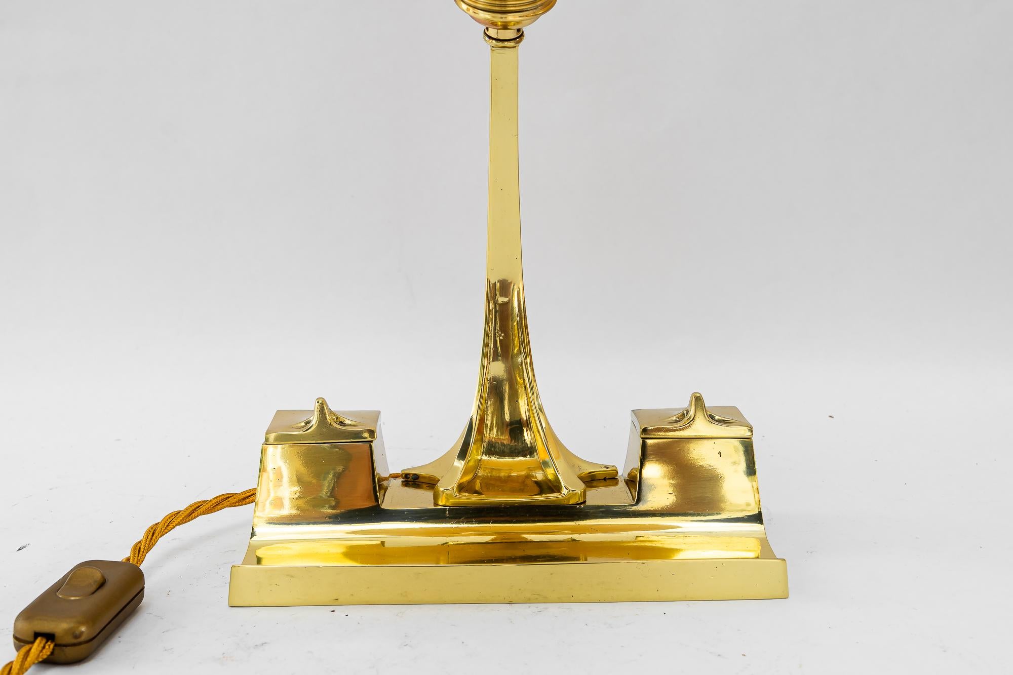 Laccato Lampada da tavolo Art Deco con paralume in tessuto vienna 1920 circa in vendita