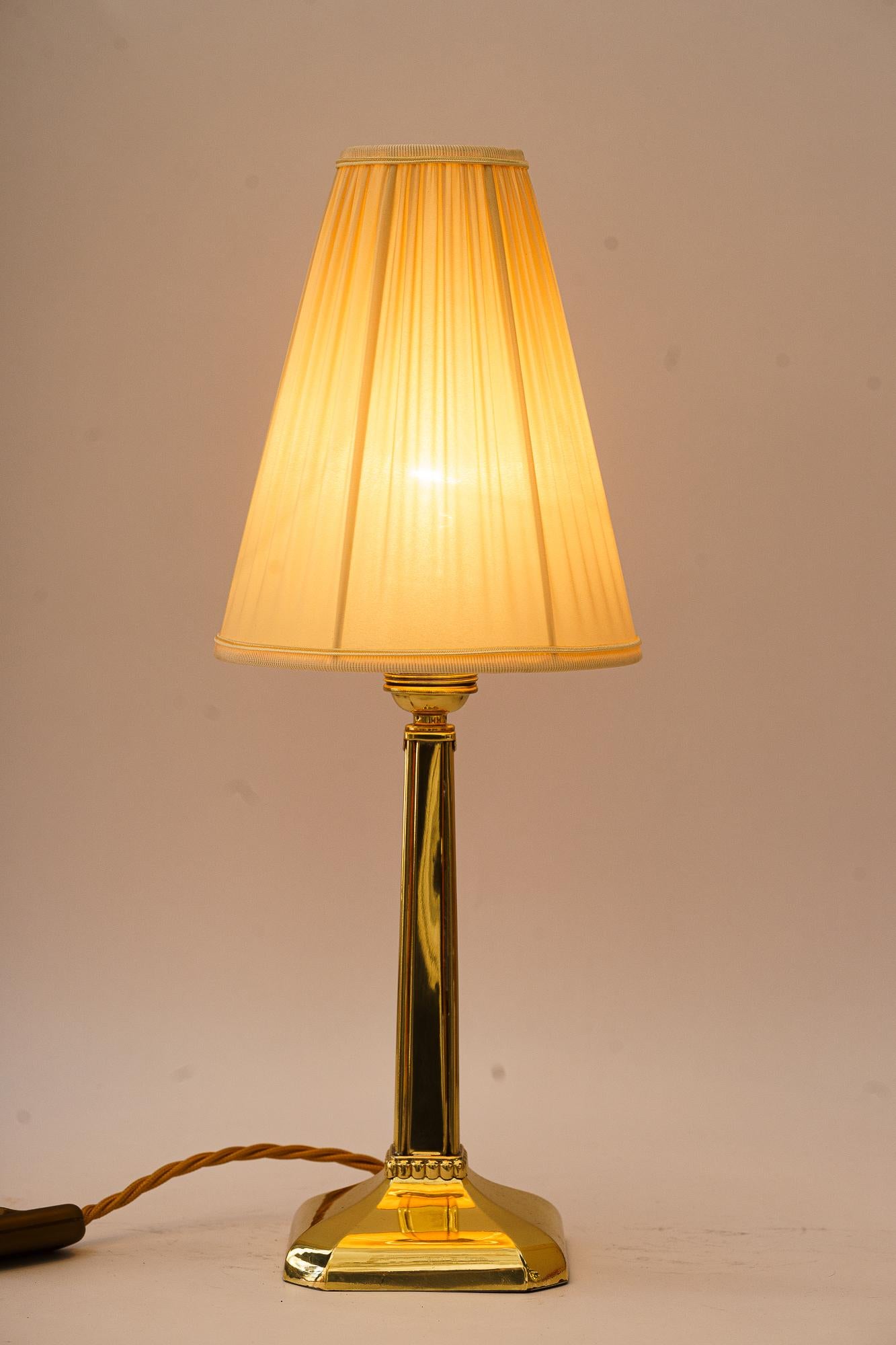 Laiton Lampe de table Art Déco avec abat-jour en tissu vienne vers 1920 en vente
