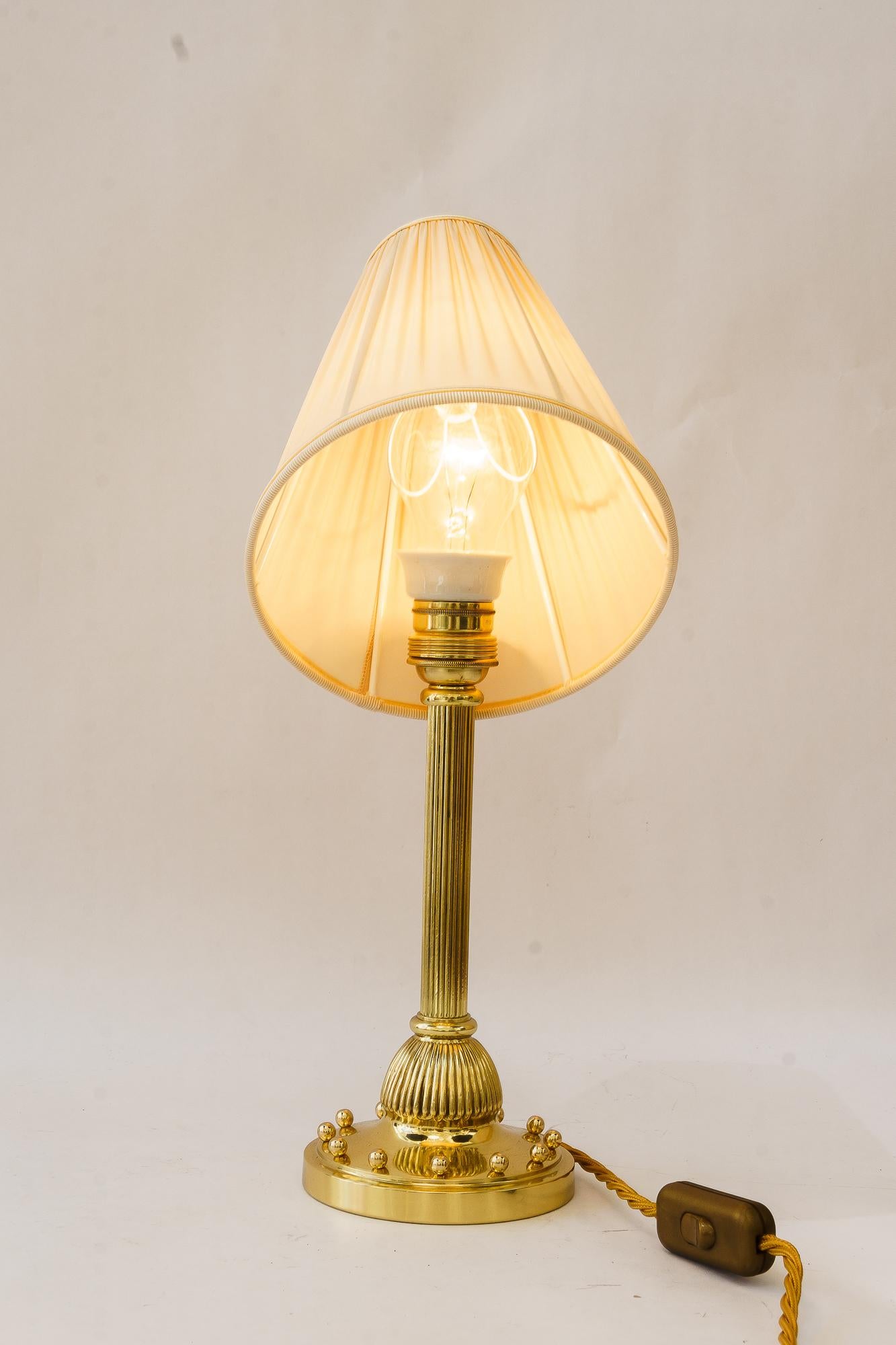 Laiton Lampe de table Art Déco avec abat-jour en tissu vienne vers 1920 en vente