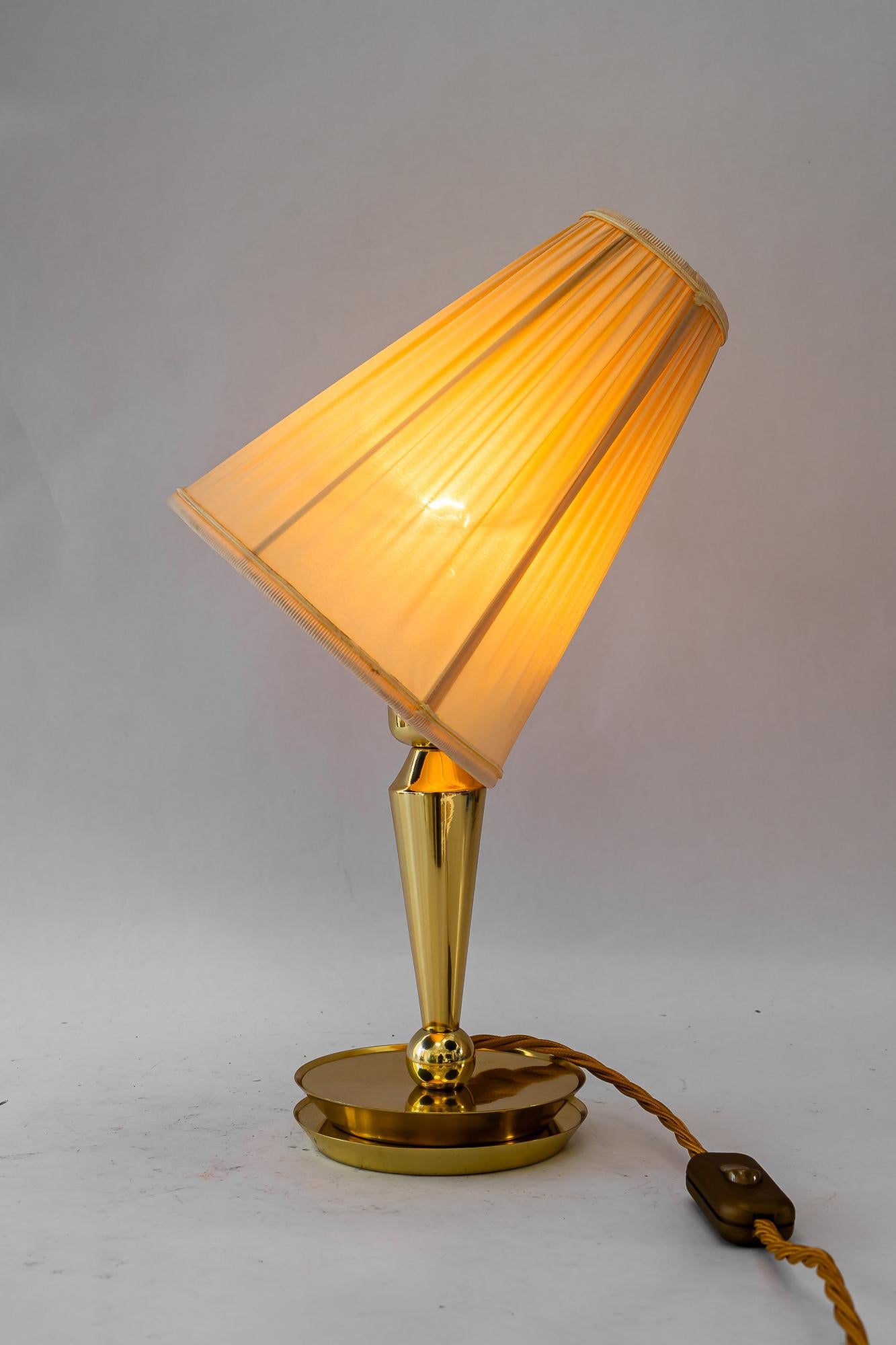 Ottone Lampada da tavolo Art Deco con paralume in tessuto vienna 1920 circa in vendita