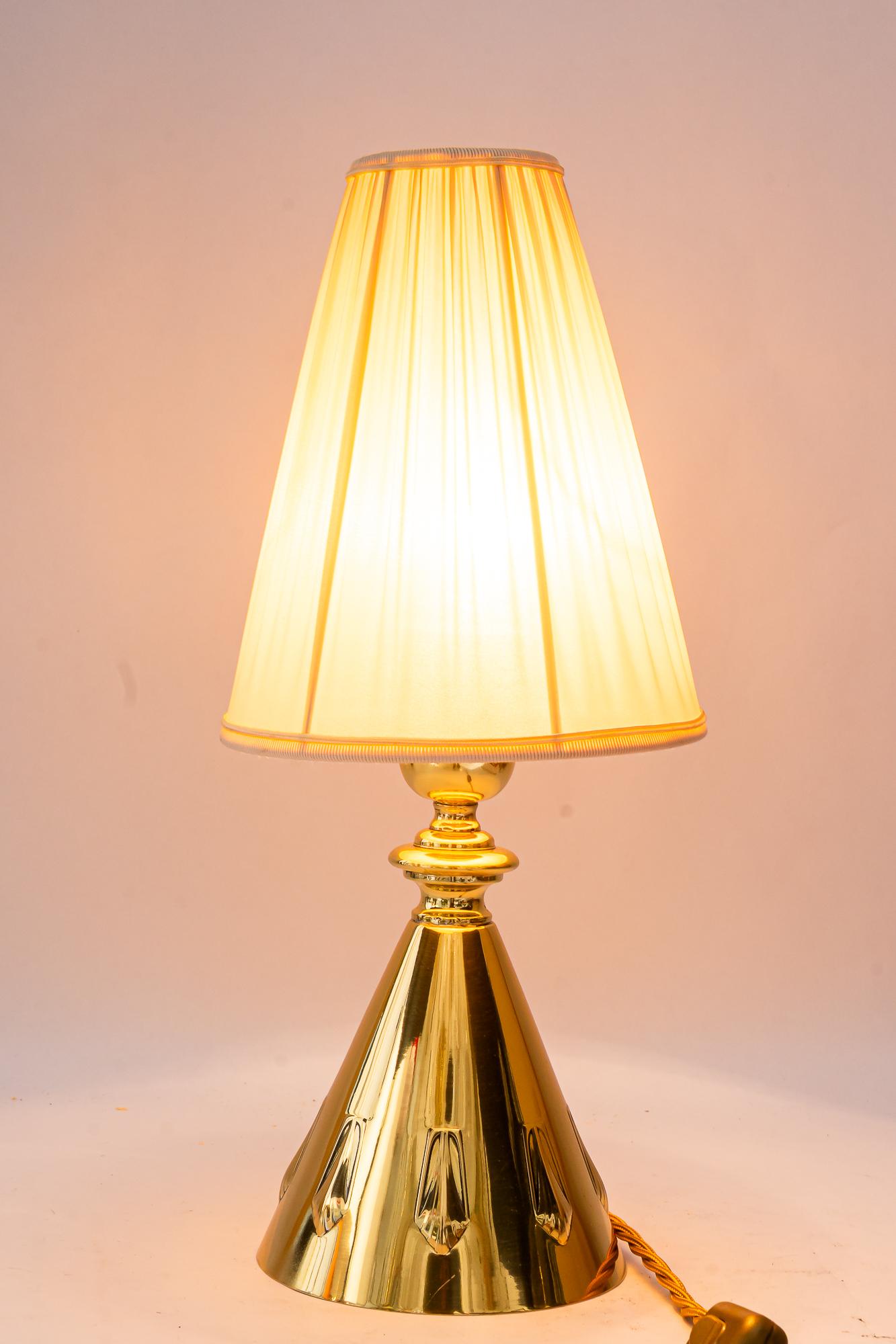 Laiton Lampe de table Art Déco avec abat-jour en tissu vienne vers 1920 en vente