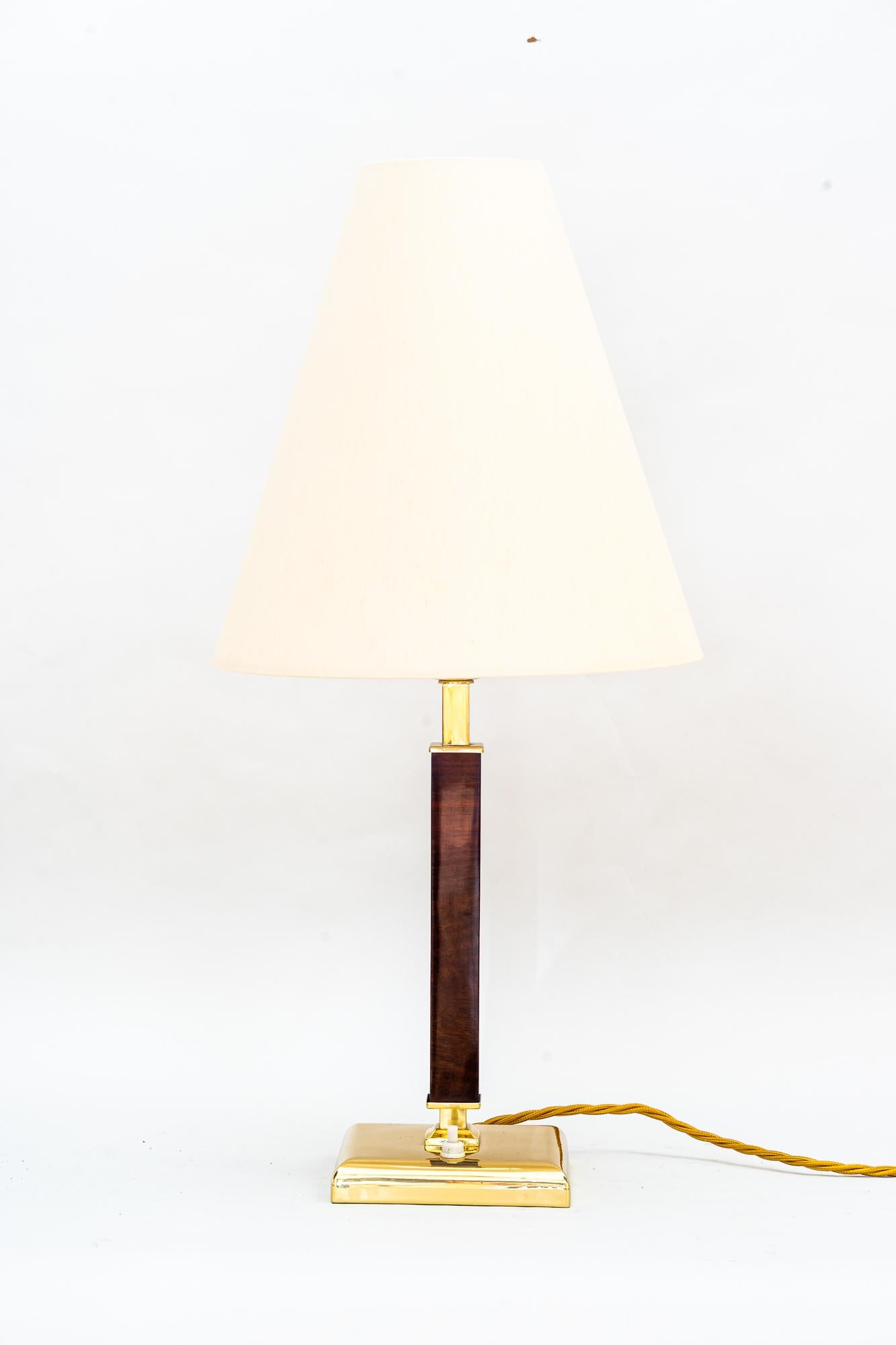 Art Deco Tischlampe mit Stoffschirm wien um 1930
Poliert und emailliert 
Der Schirm wird ersetzt ( neu )