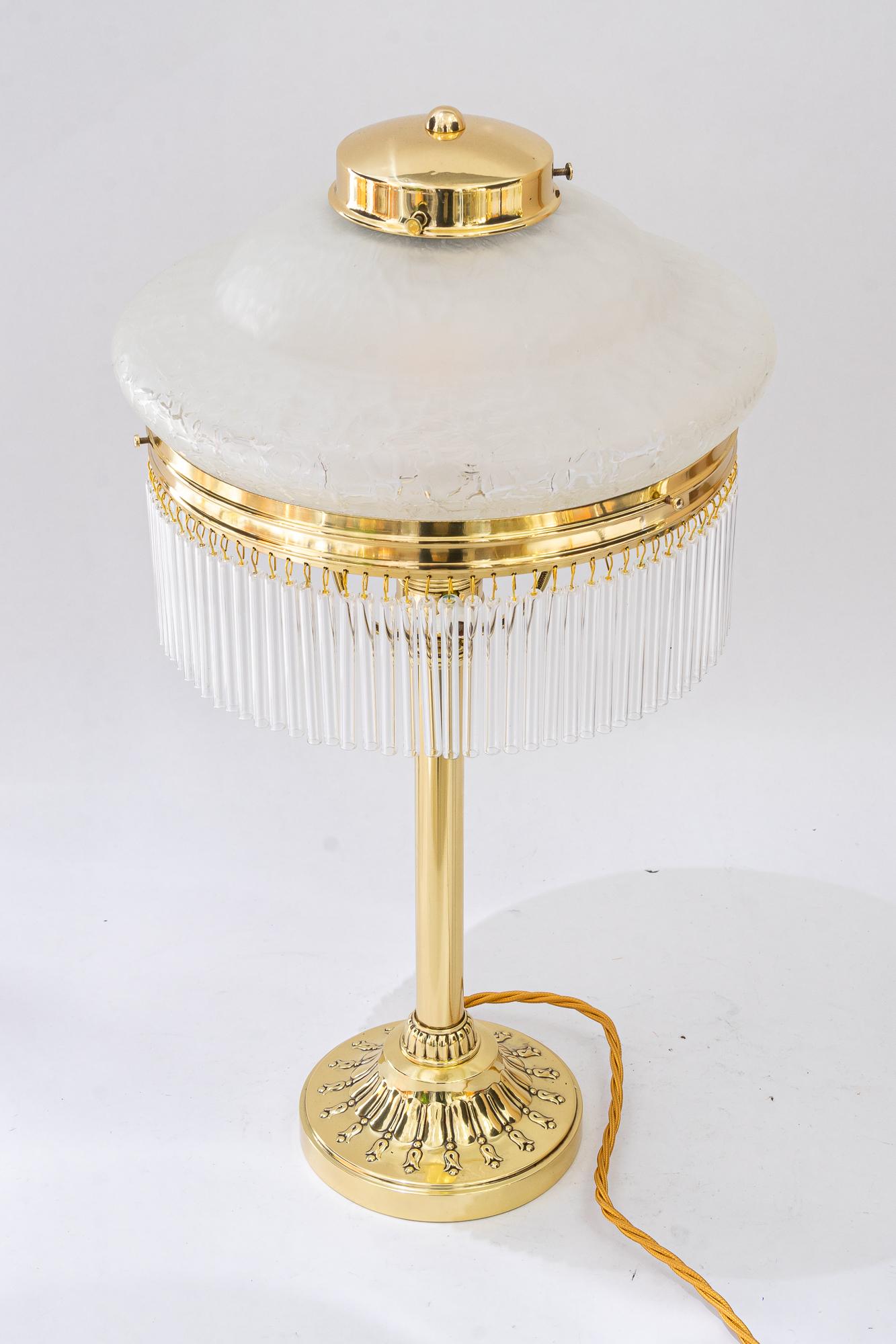 Lampada da tavolo Art Deco con vetro e bacchette di vetro di Vienna intorno agli anni '20
Ottone lucidato e smaltato a fuoco
Paralume in vetro originale
I bastoncini di vetro sono stati sostituiti (nuovi)
