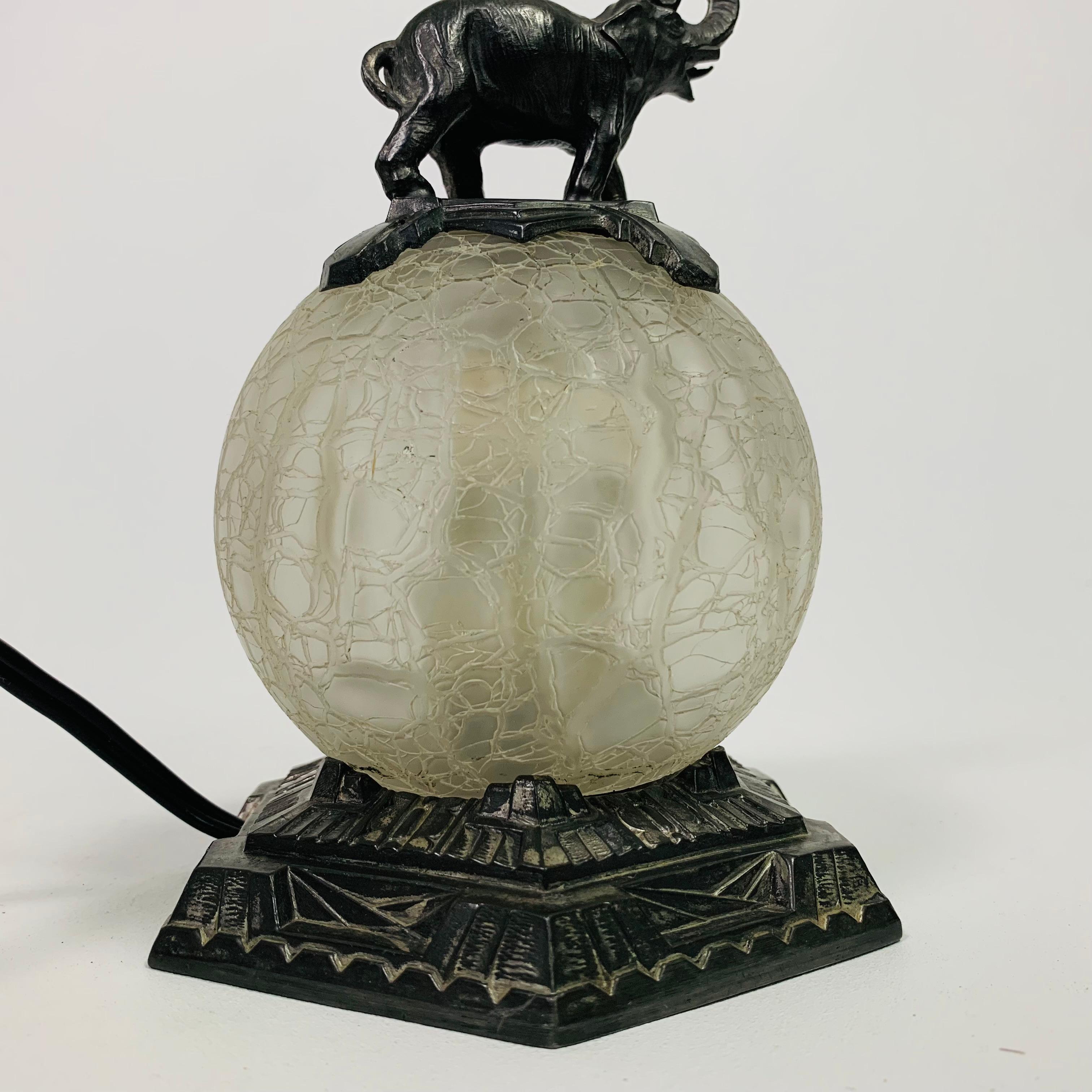 Lampe de table Art déco avec boule de verre et éléphant sur le dessus, années 1930 en vente 4