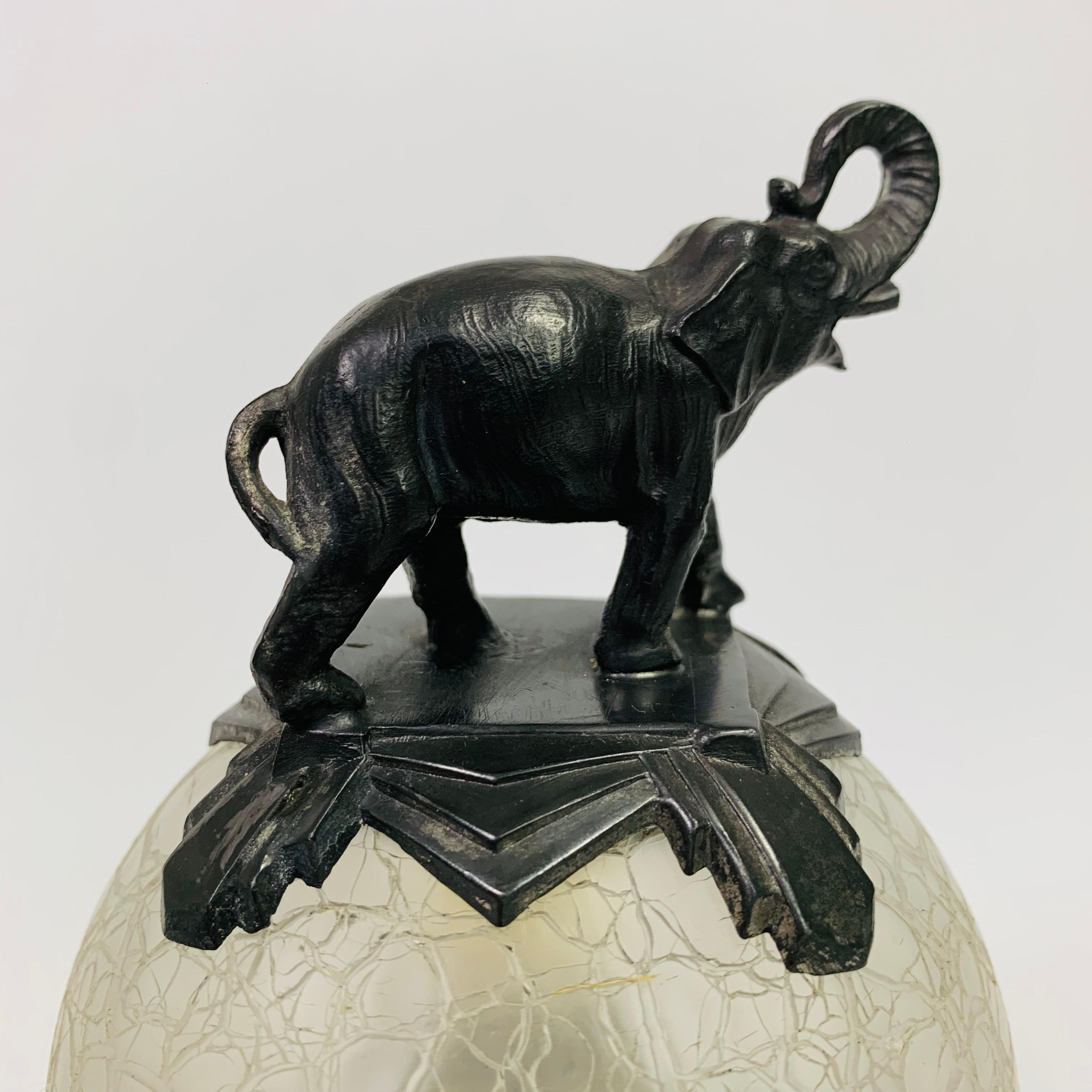 Lampe de table Art déco avec boule de verre et éléphant sur le dessus, années 1930 en vente 5