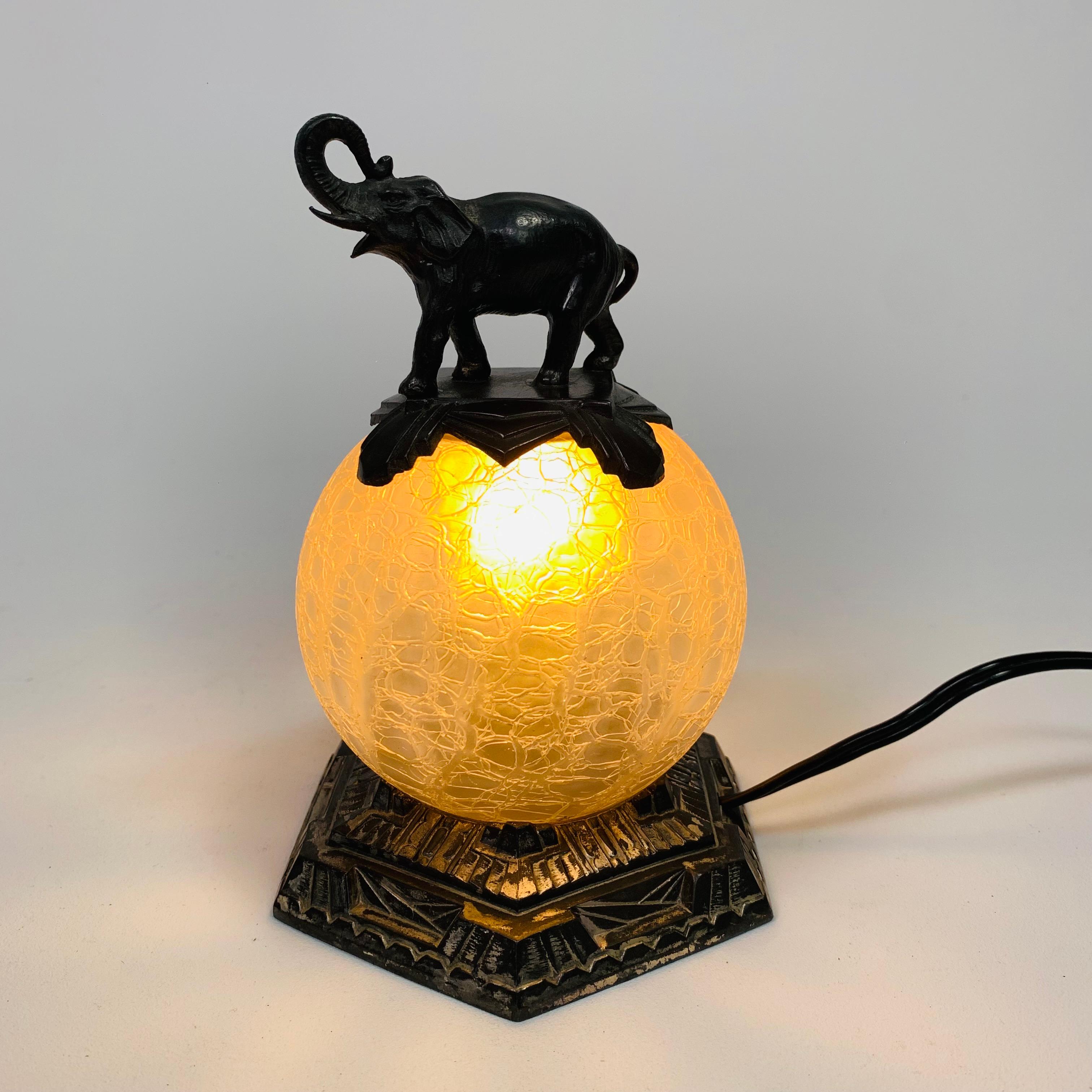 Lampe de table Art déco avec boule de verre et éléphant sur le dessus, années 1930 en vente 9