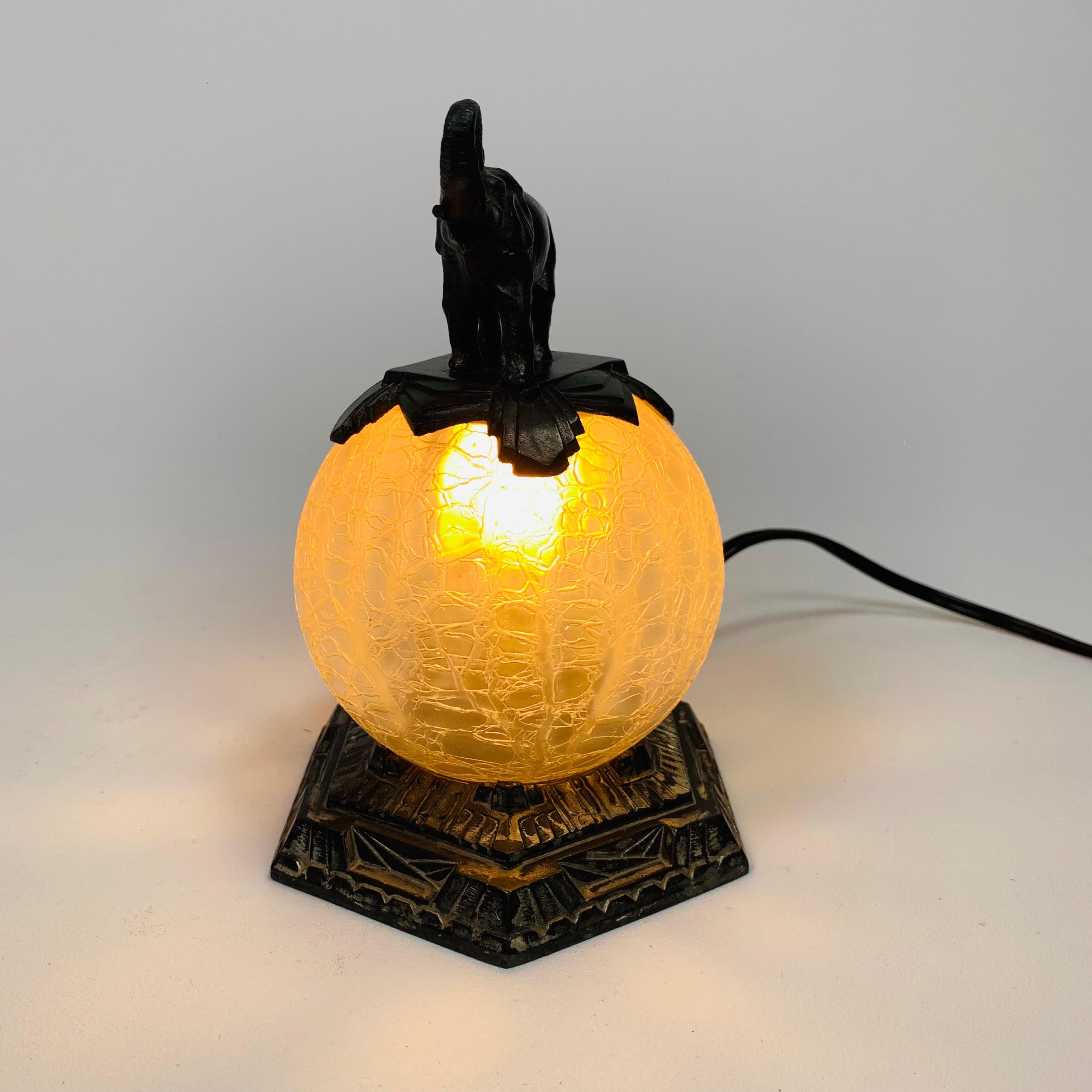 Lampe de table Art déco avec boule de verre et éléphant sur le dessus, années 1930 en vente 13