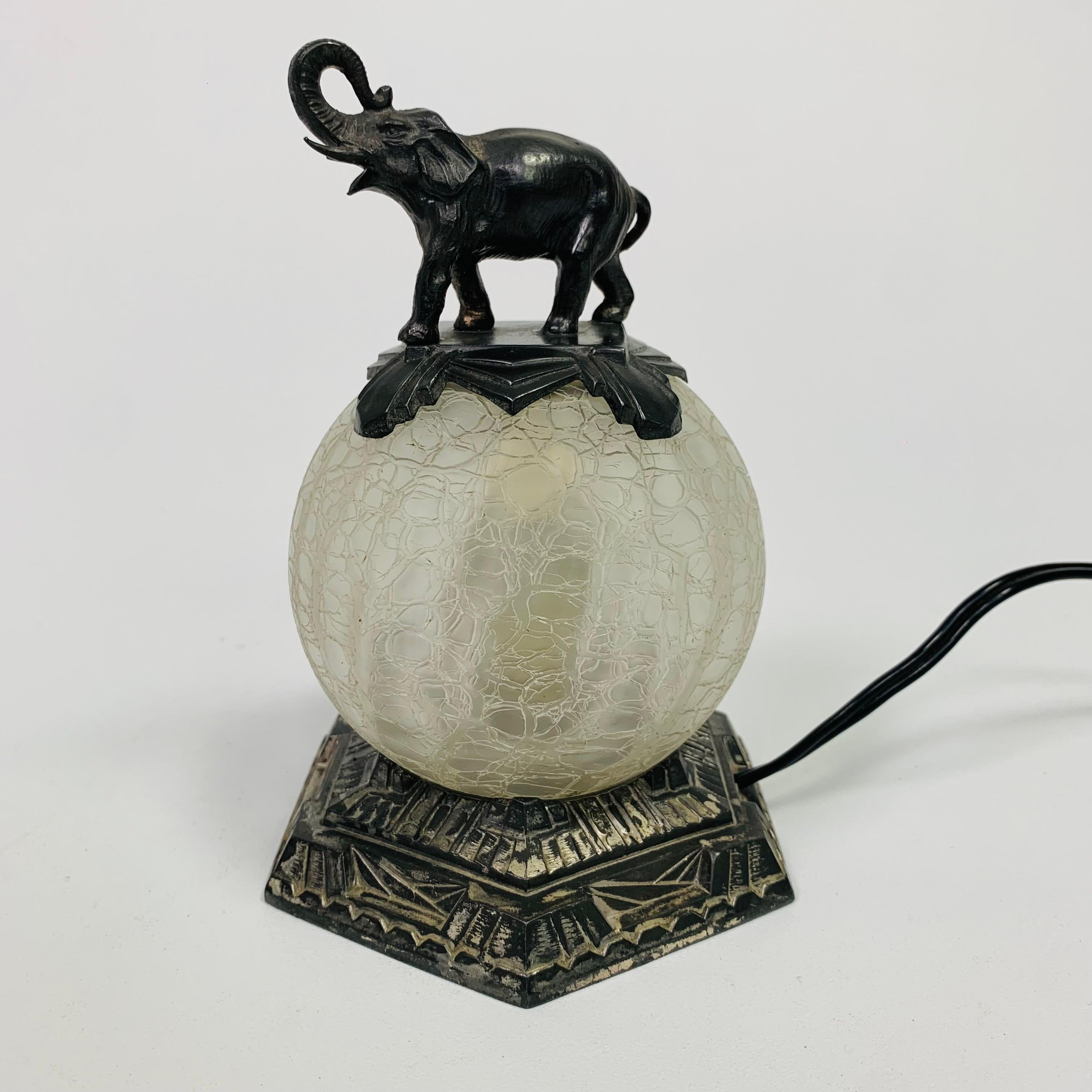 Français Lampe de table Art déco avec boule de verre et éléphant sur le dessus, années 1930 en vente