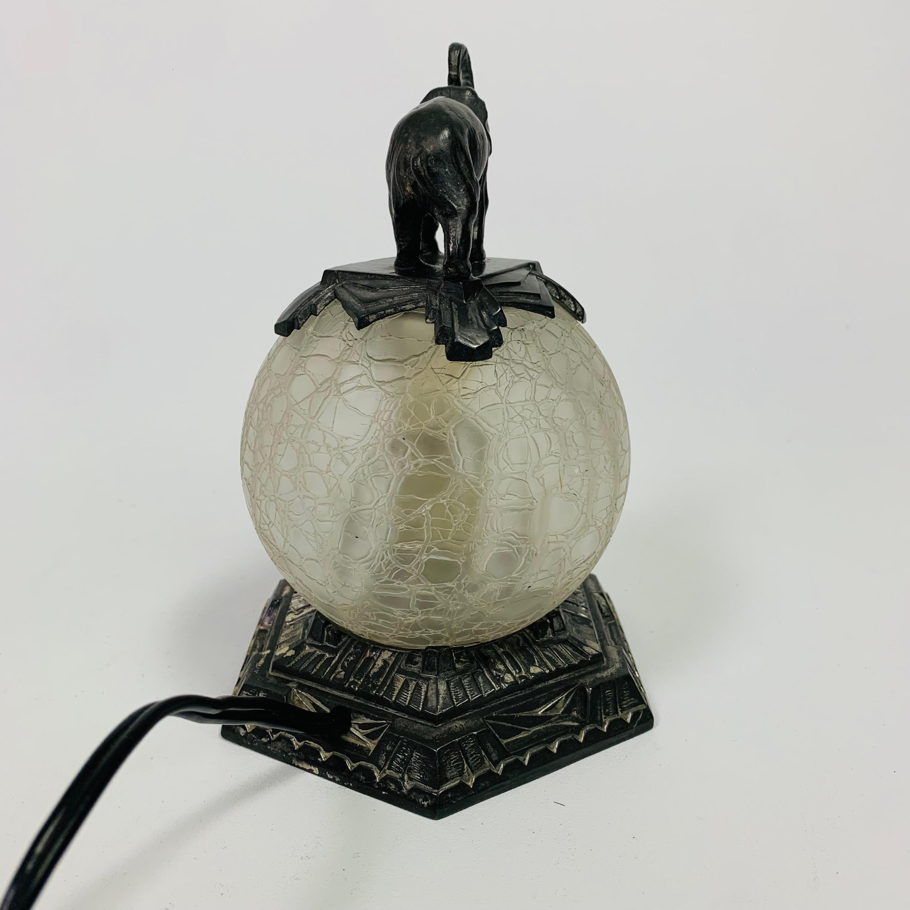 Lampe de table Art déco avec boule de verre et éléphant sur le dessus, années 1930 en vente 1