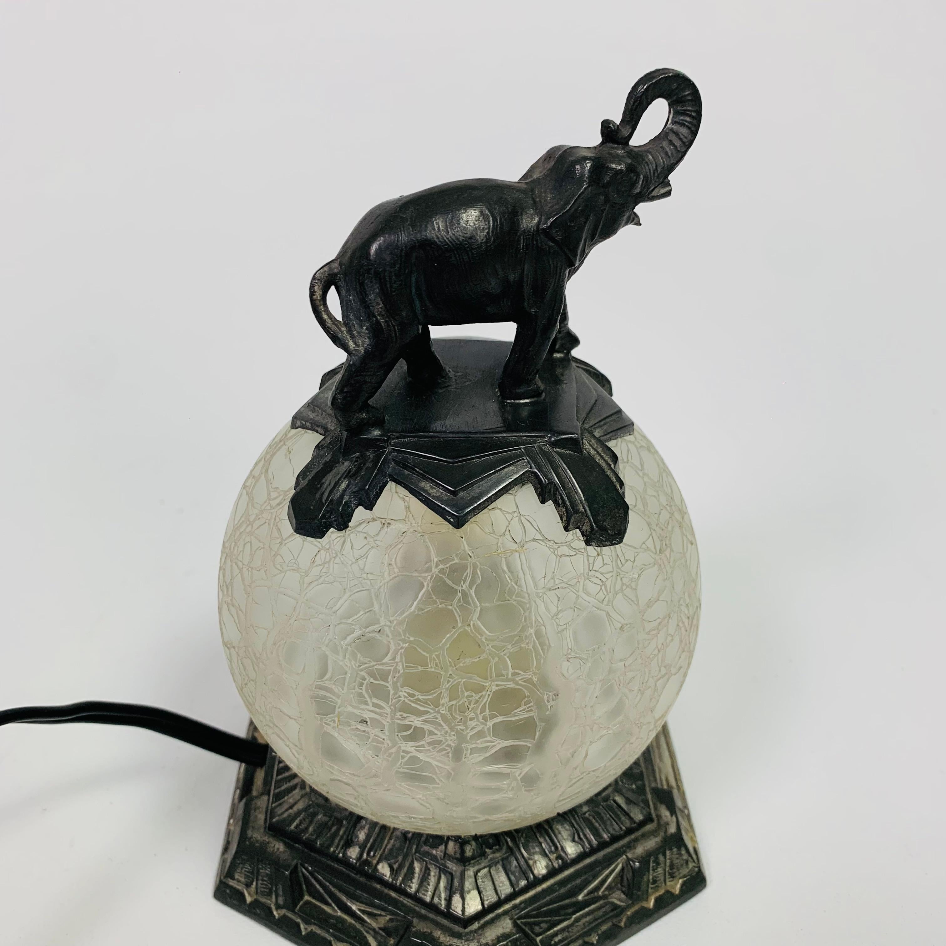 Lampe de table Art déco avec boule de verre et éléphant sur le dessus, années 1930 en vente 2