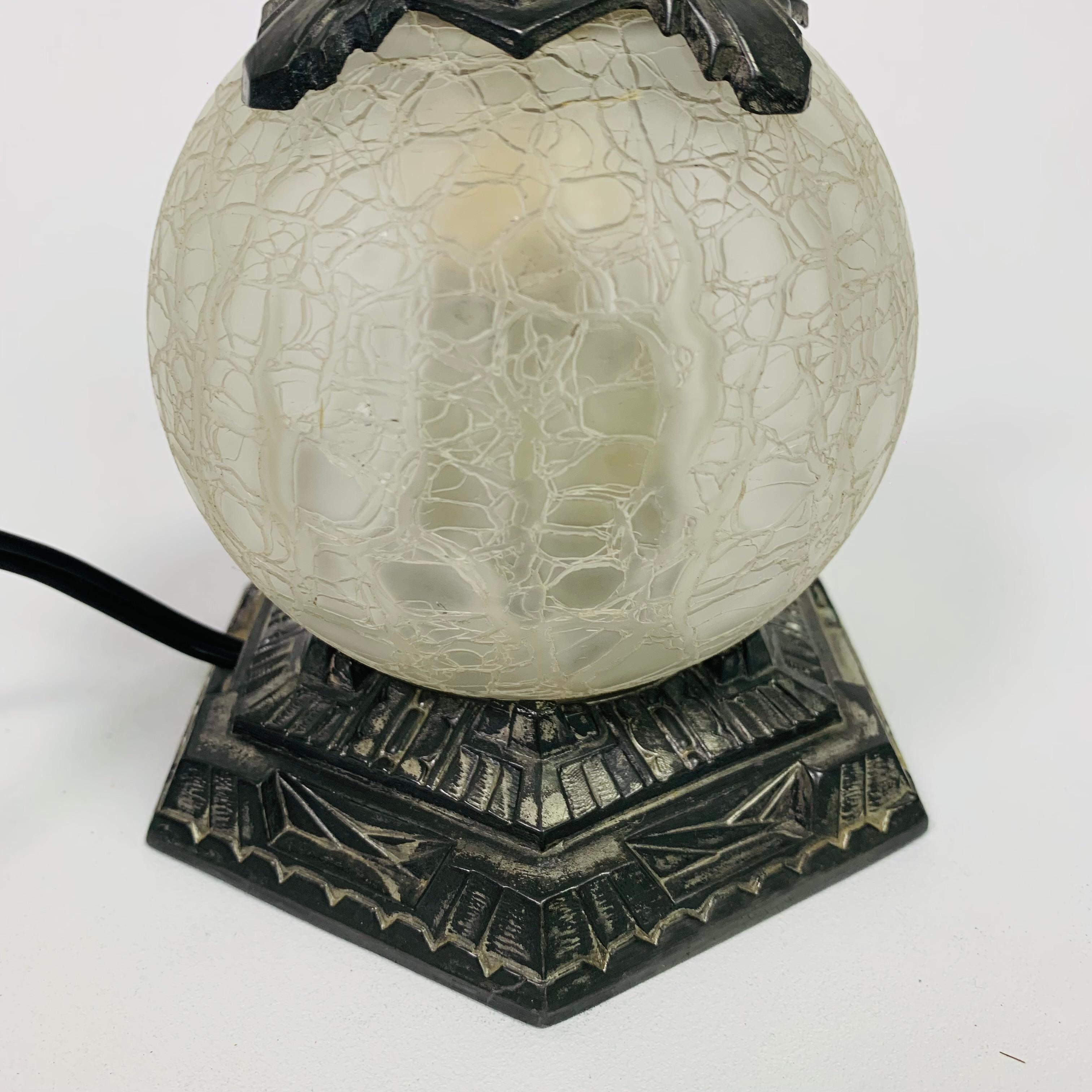Lampe de table Art déco avec boule de verre et éléphant sur le dessus, années 1930 en vente 3