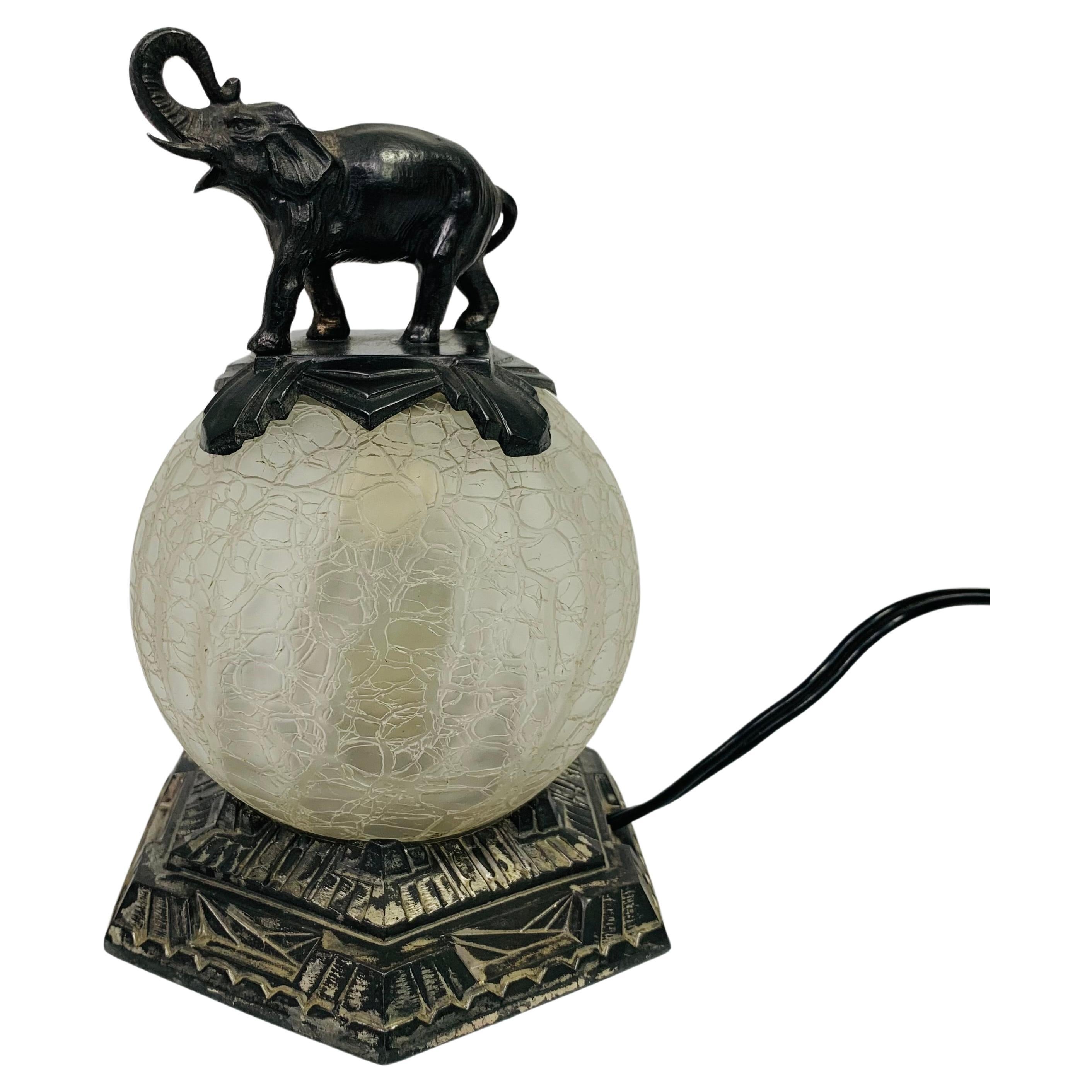 Lampe de table Art déco avec boule de verre et éléphant sur le dessus, années 1930 en vente