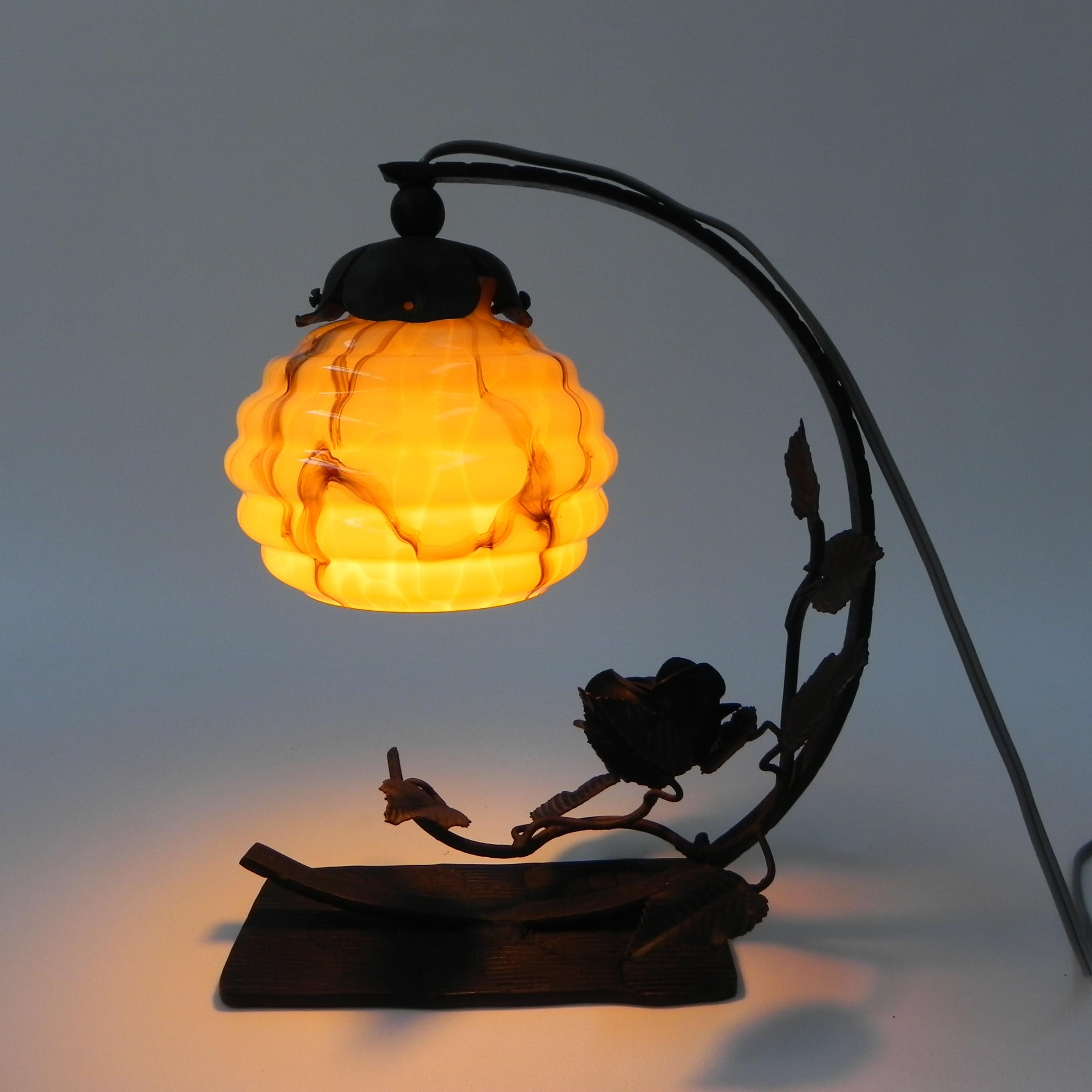 Lampe de table Art déco avec boule de verre et base en acier en vente 6