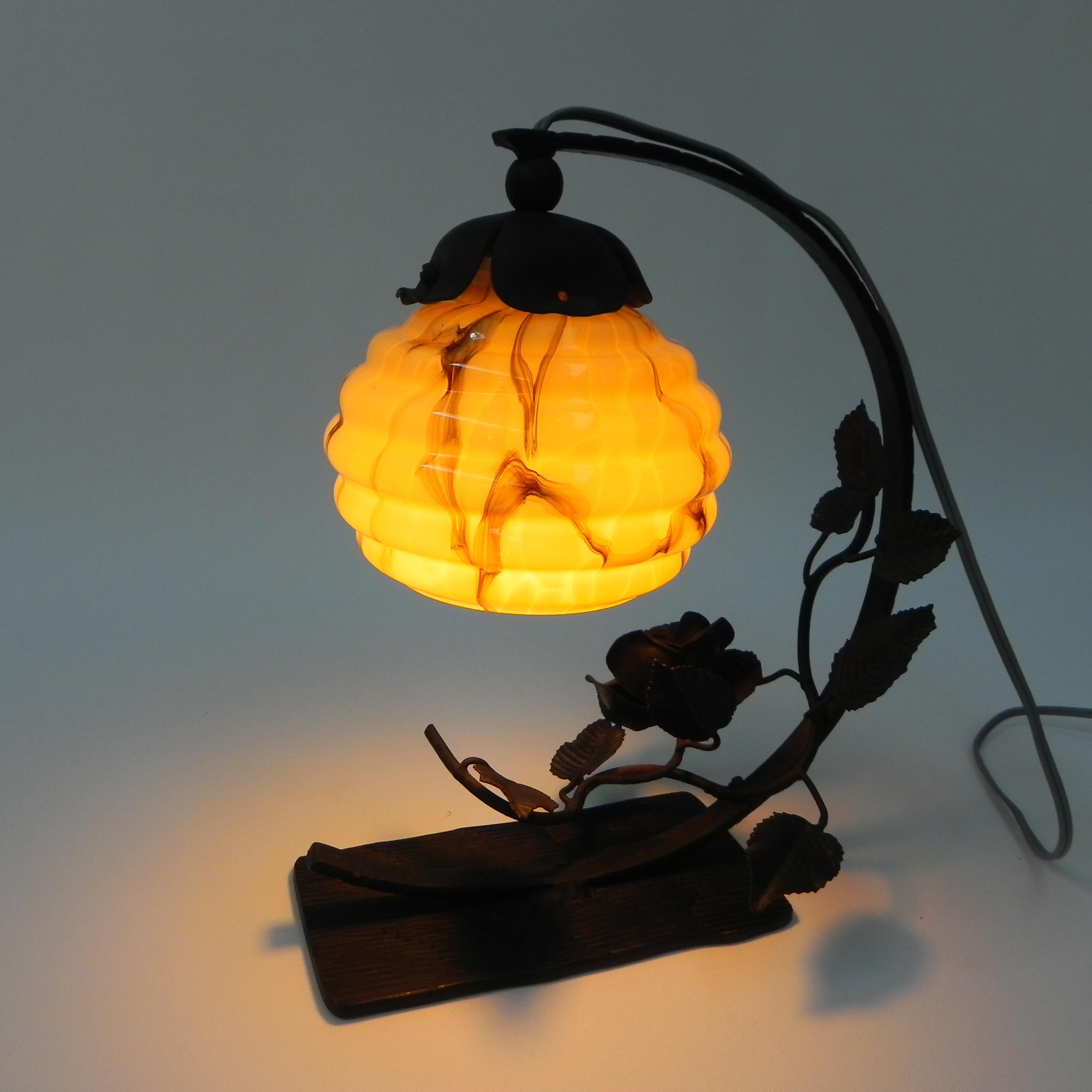 Art-Déco-Tischlampe mit Glaskugel und Stahlsockel im Angebot 7