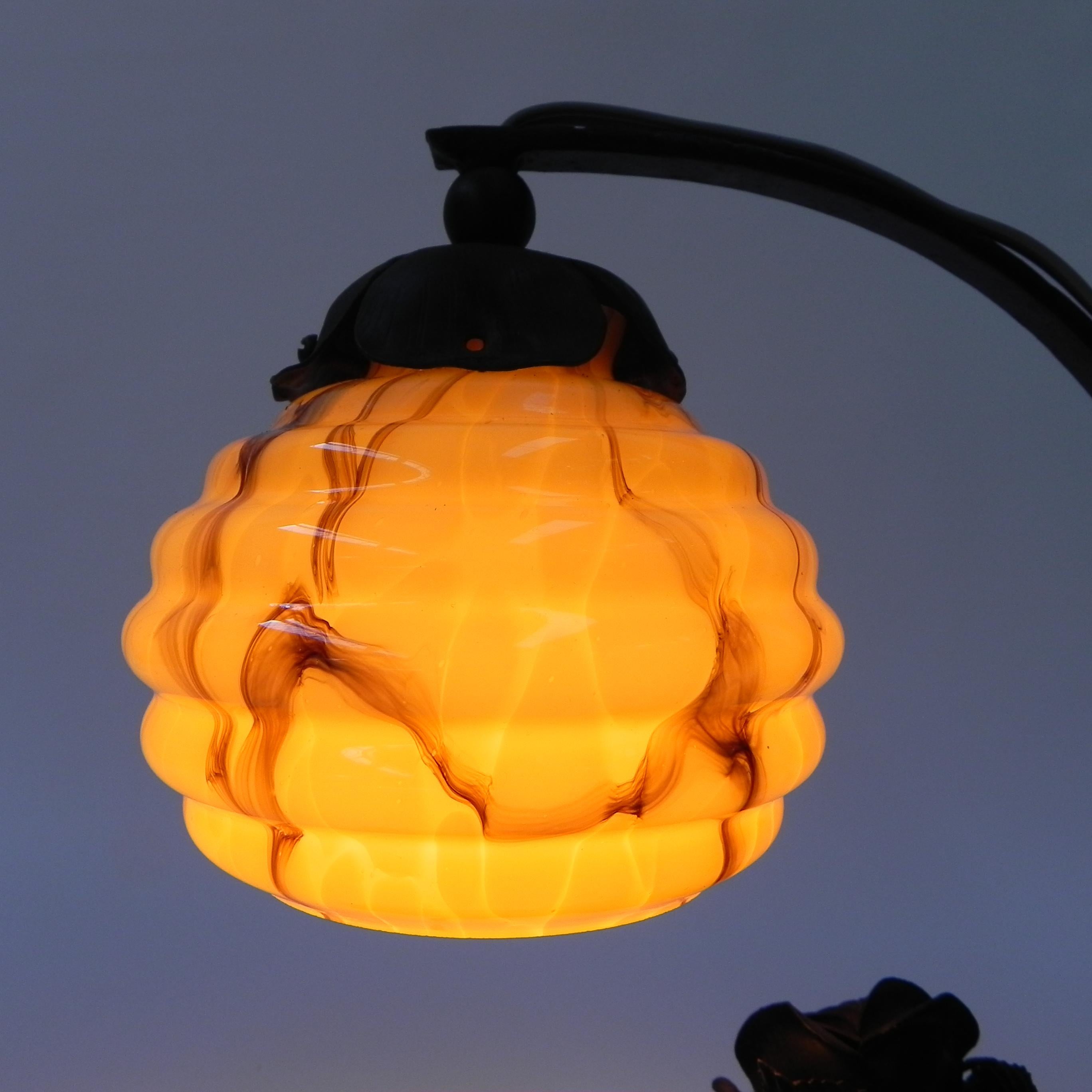 Lampe de table Art déco avec boule de verre et base en acier en vente 8