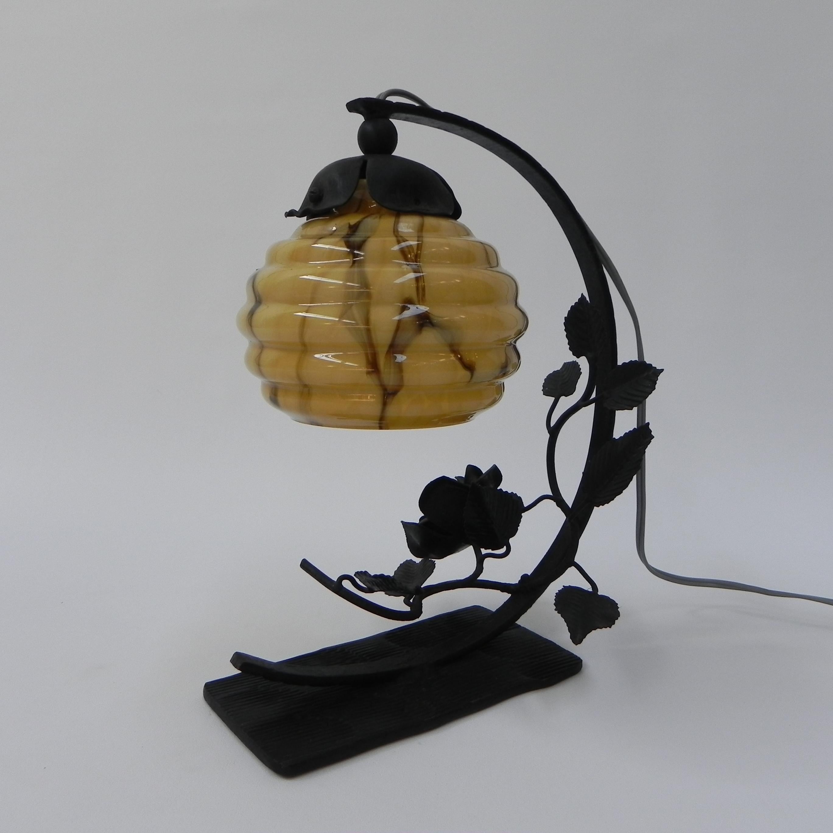 Height: 32 cm.
Width: 26 cm.
Depth: 14.5 cm.
Ø glass sphere: 14.5 cm.
The lamp has a large bulb holder (E27).
Origin: Belgium, 1930s.
Material: steel / glass.