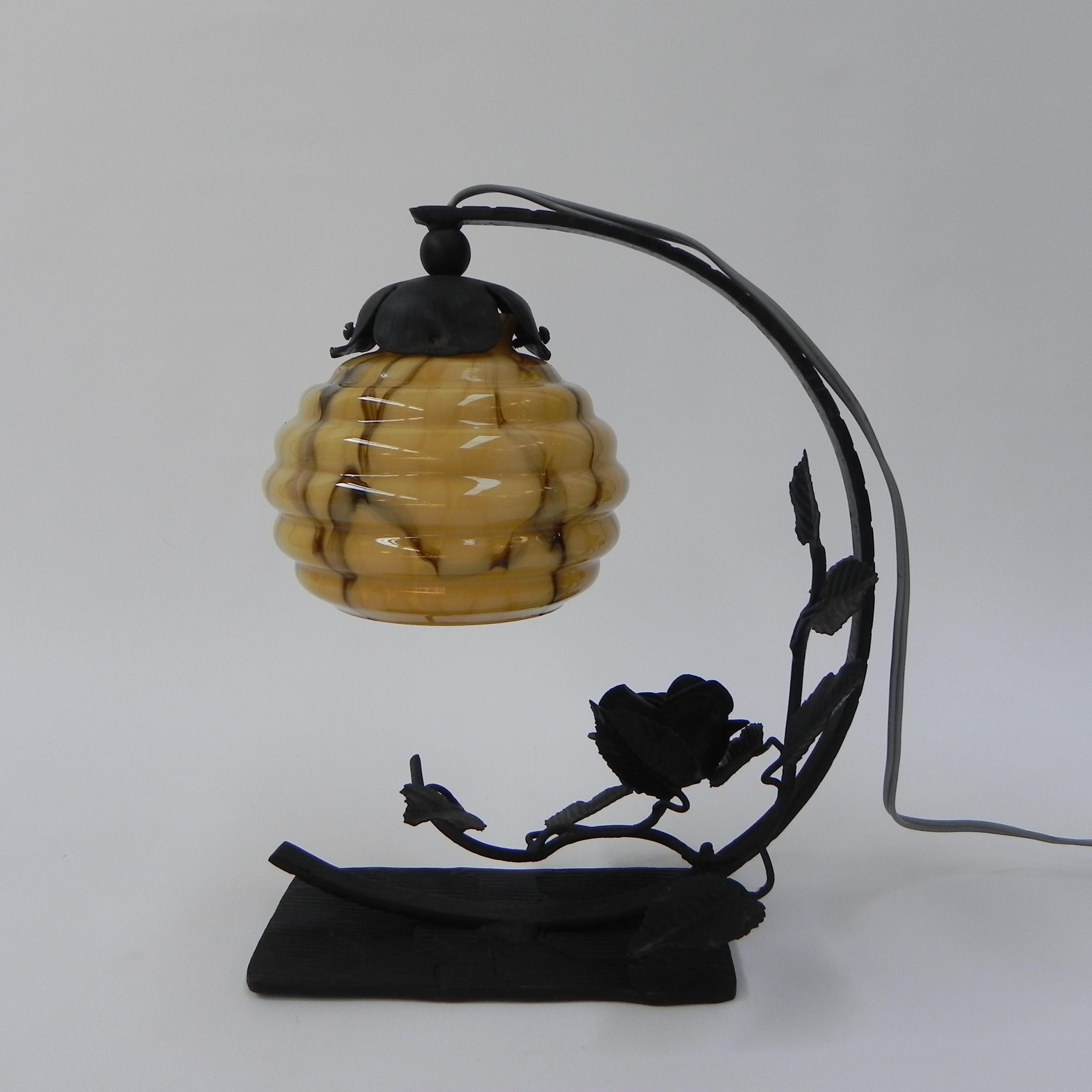 Art-Déco-Tischlampe mit Glaskugel und Stahlsockel (Belgisch) im Angebot