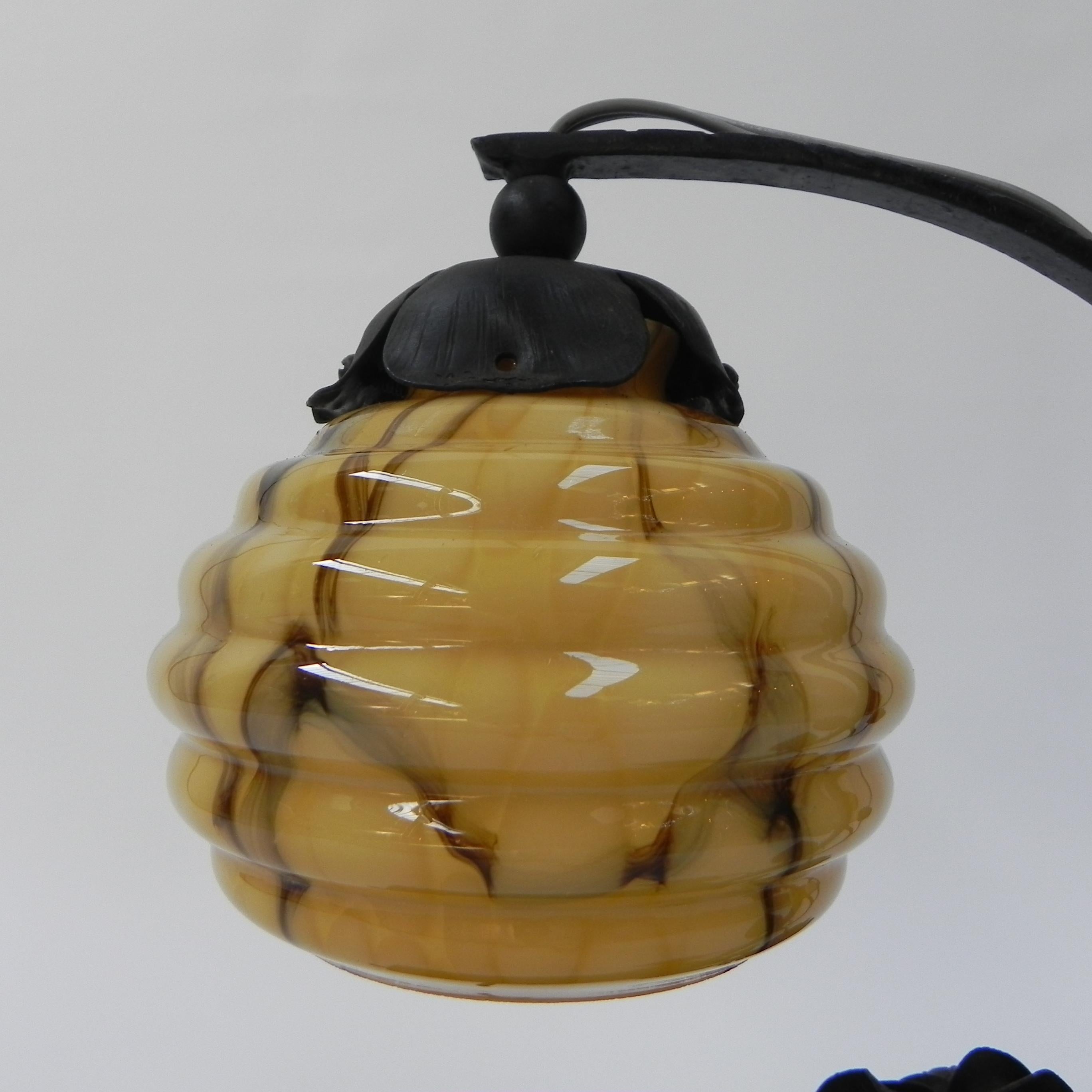 Art-Déco-Tischlampe mit Glaskugel und Stahlsockel (Mitte des 20. Jahrhunderts) im Angebot
