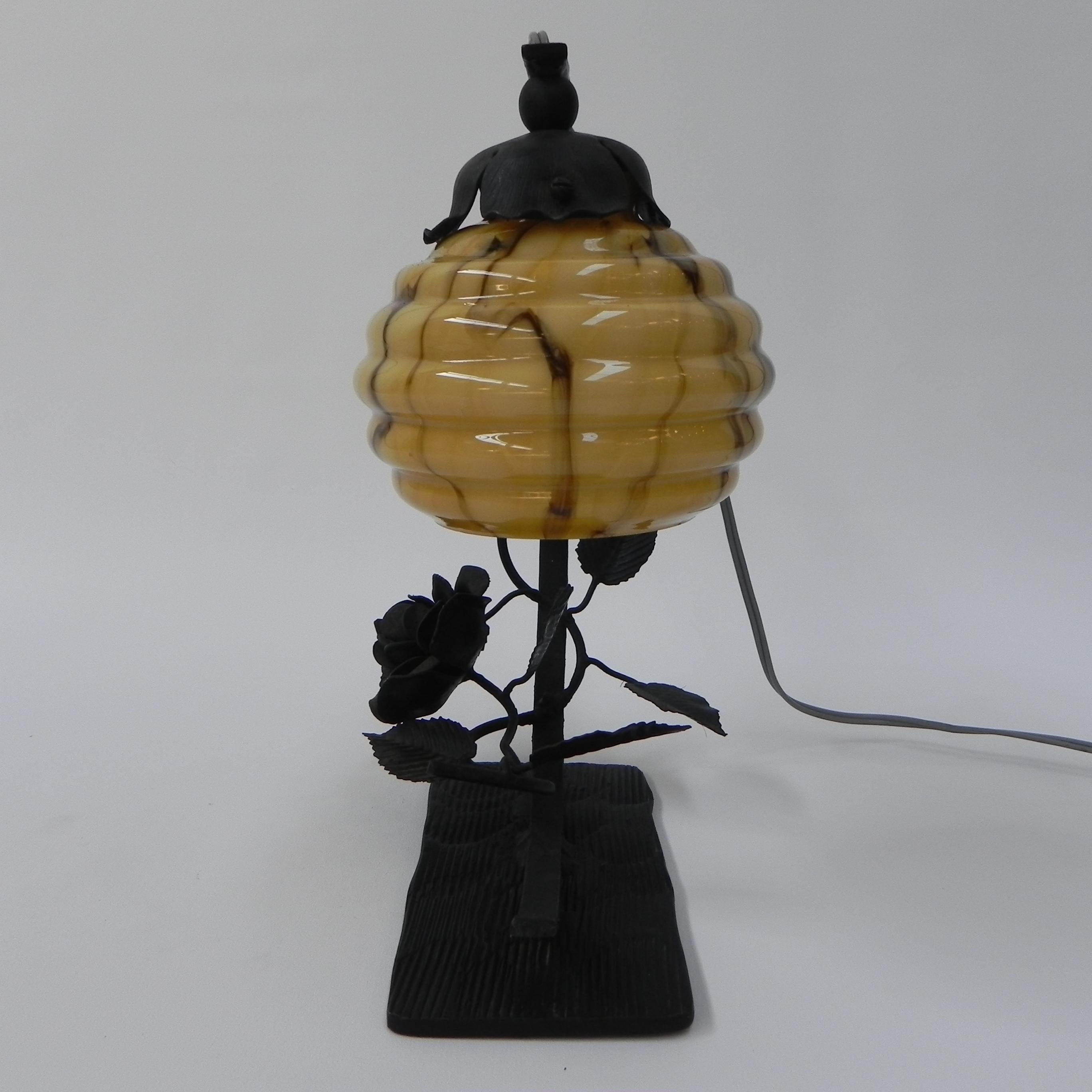 Lampe de table Art déco avec boule de verre et base en acier en vente 1