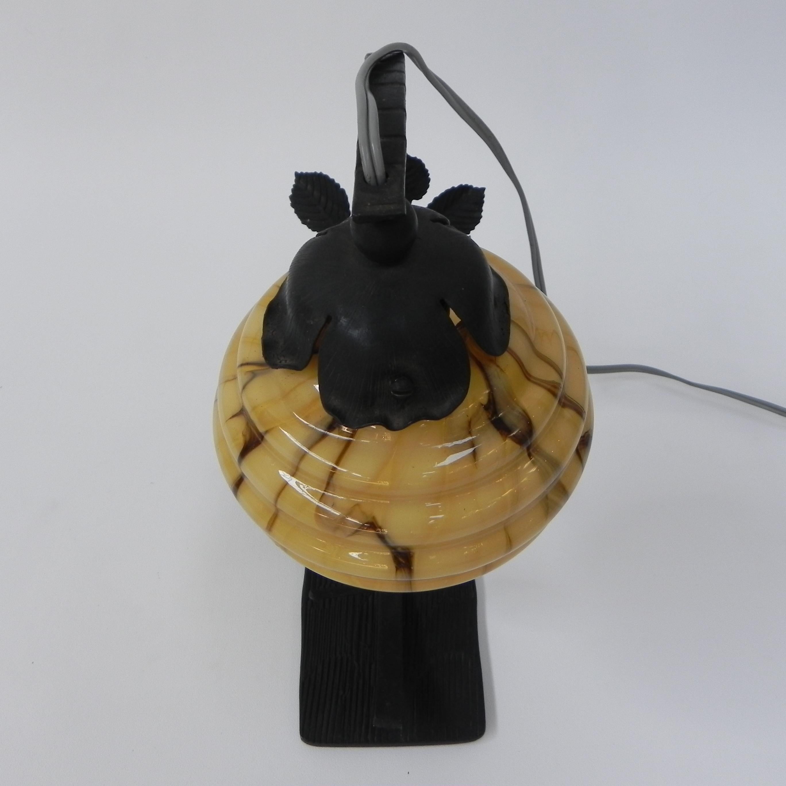 Art-Déco-Tischlampe mit Glaskugel und Stahlsockel im Angebot 2