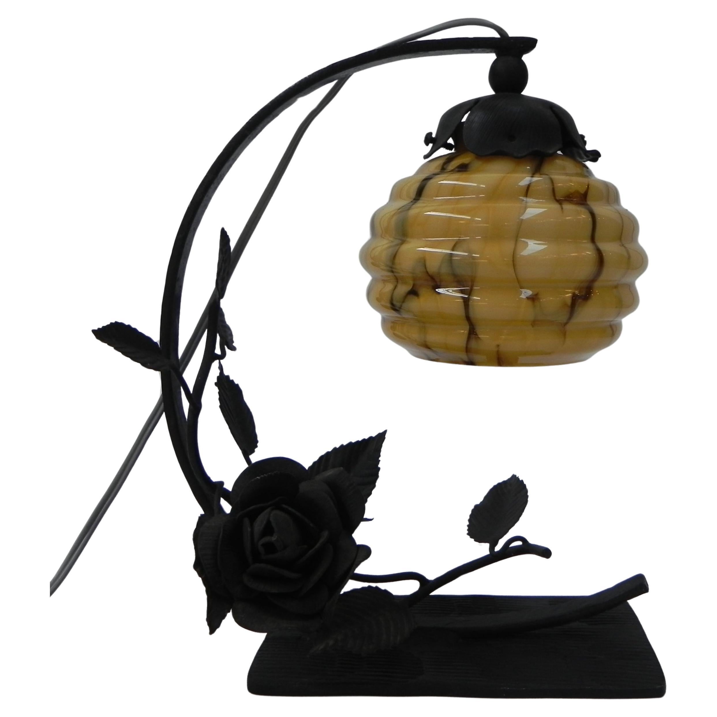 Lampe de table Art déco avec boule de verre et base en acier en vente