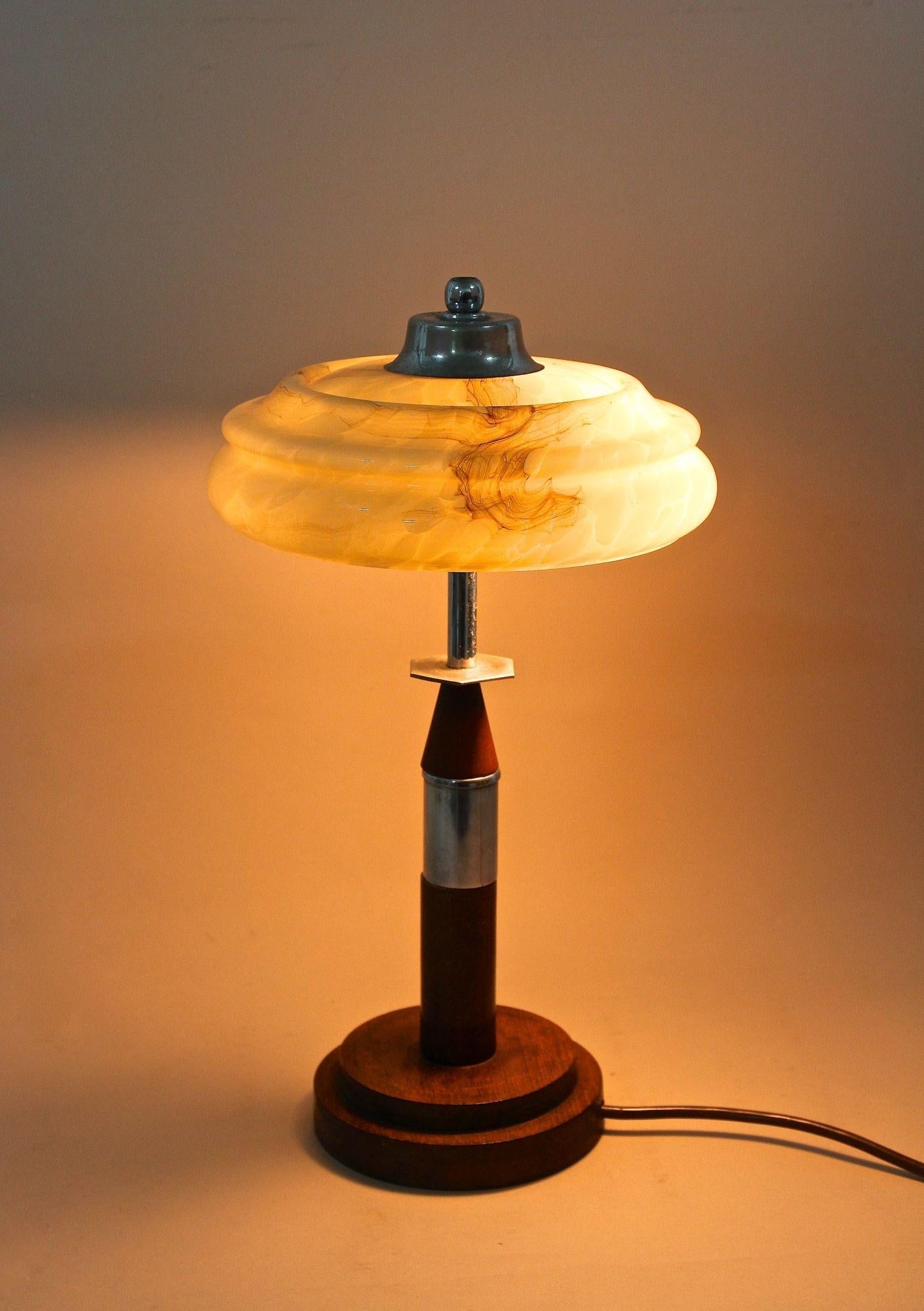 Lampe de table inhabituelle de la période Art Déco en Autriche vers 1930. Il s'agit d'un foudre extraordinaire en parfait état d'origine. Impressionnante par son design exceptionnel, cette incroyable lampe Art Deco est dotée d'un abat-jour en verre