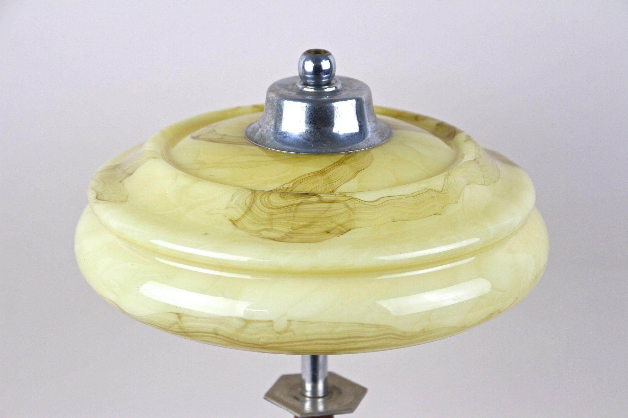 Fait main Lampe de bureau Art déco avec abat-jour en verre, 20e siècle, Autriche, vers 1930 en vente