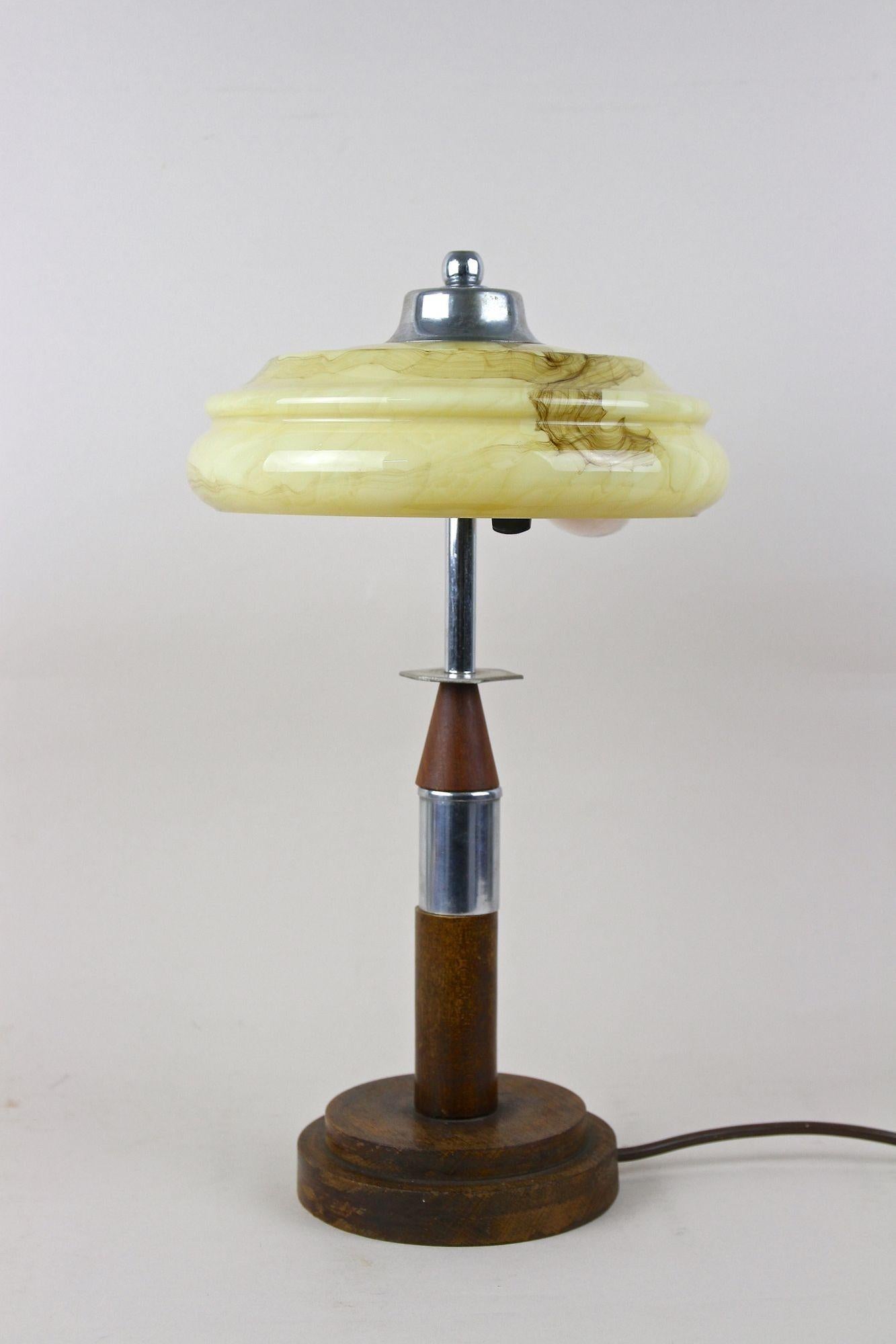 20ième siècle Lampe de bureau Art déco avec abat-jour en verre, 20e siècle, Autriche, vers 1930 en vente