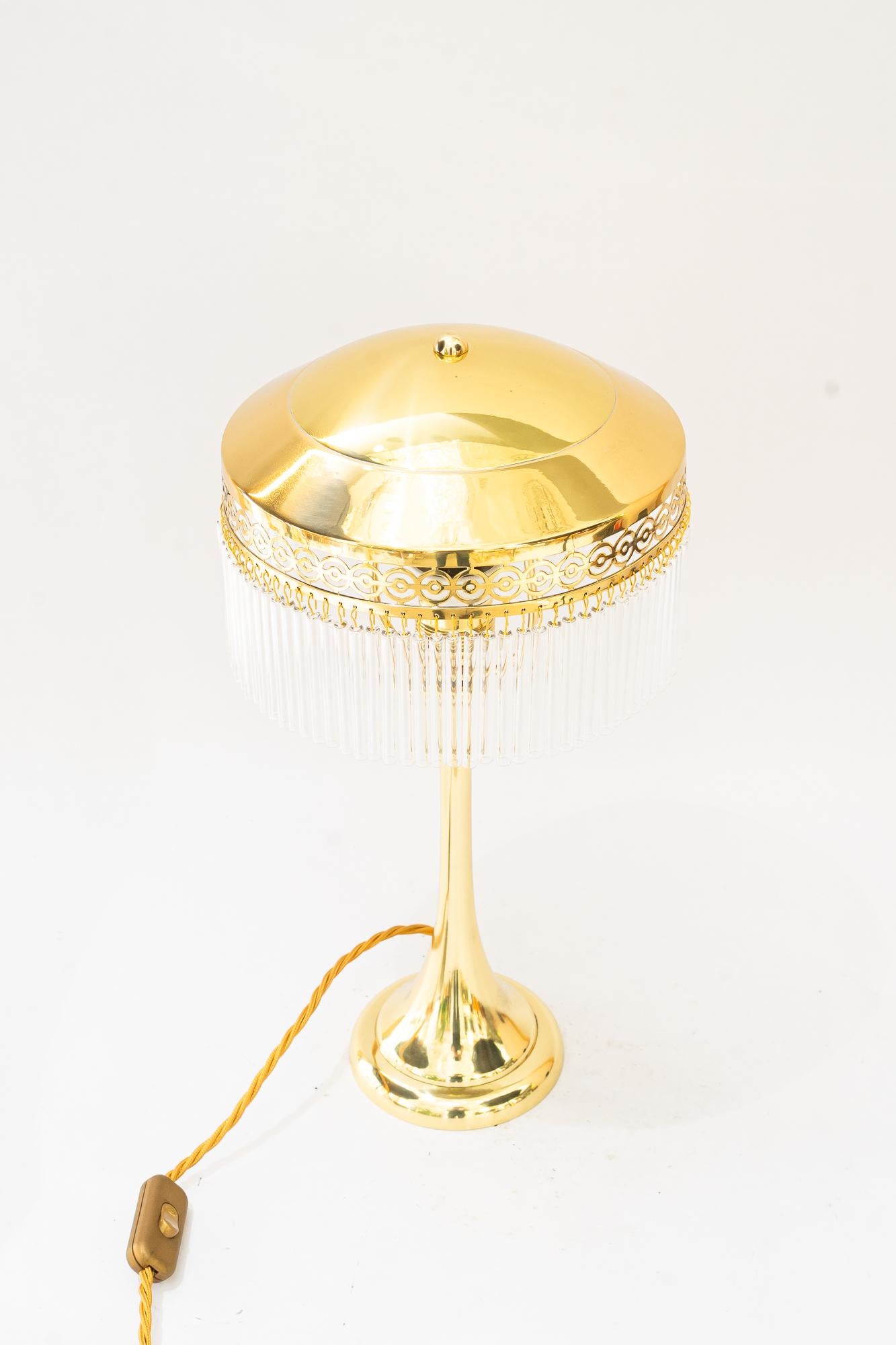 Lampe de table art déco avec baguettes en verre vienne vers 1920
Laiton poli et émaillé au four
Les bâtons de verre sont remplacés (neufs).