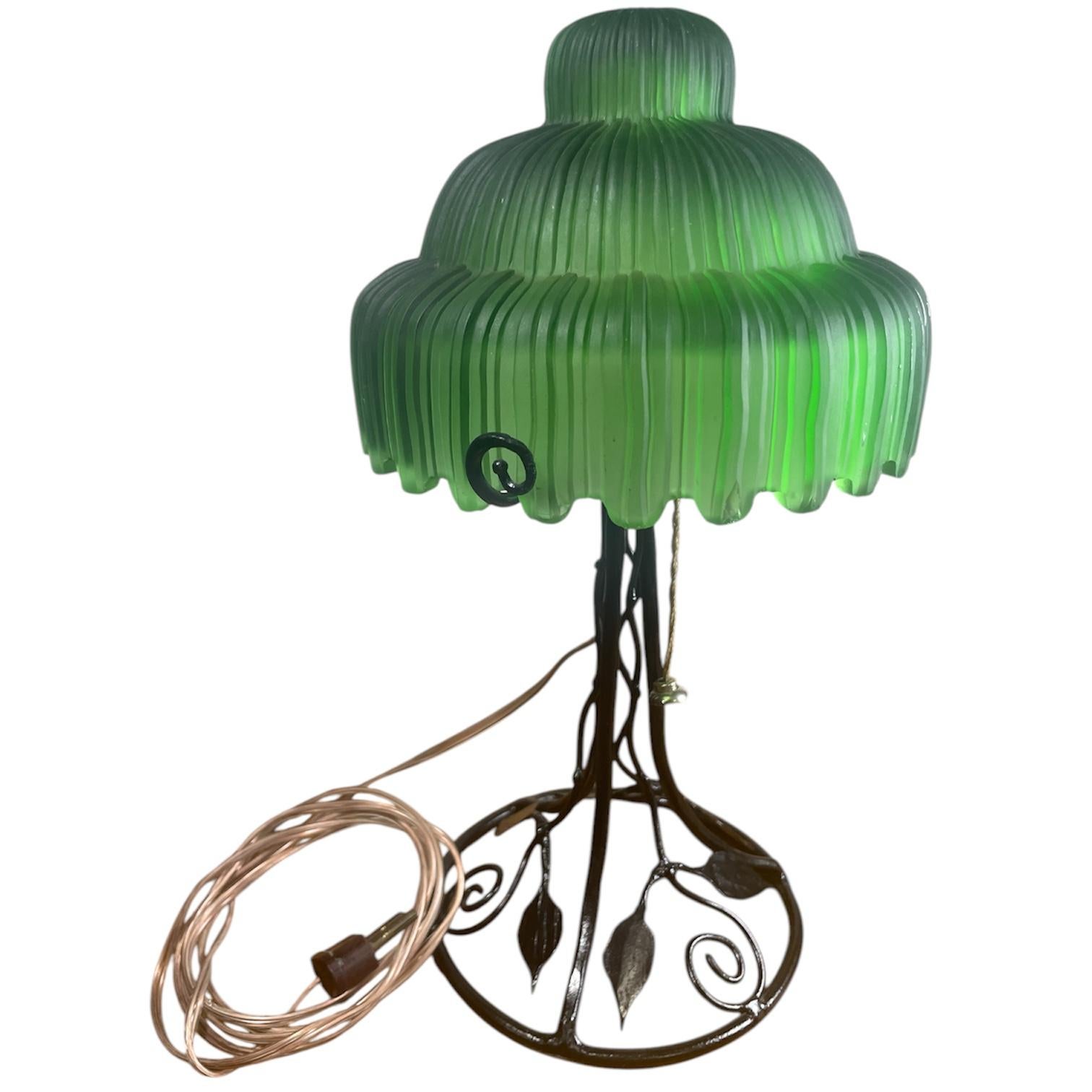 Français Lampe de table Art déco avec abat-jour en verre vert et base en fer en vente