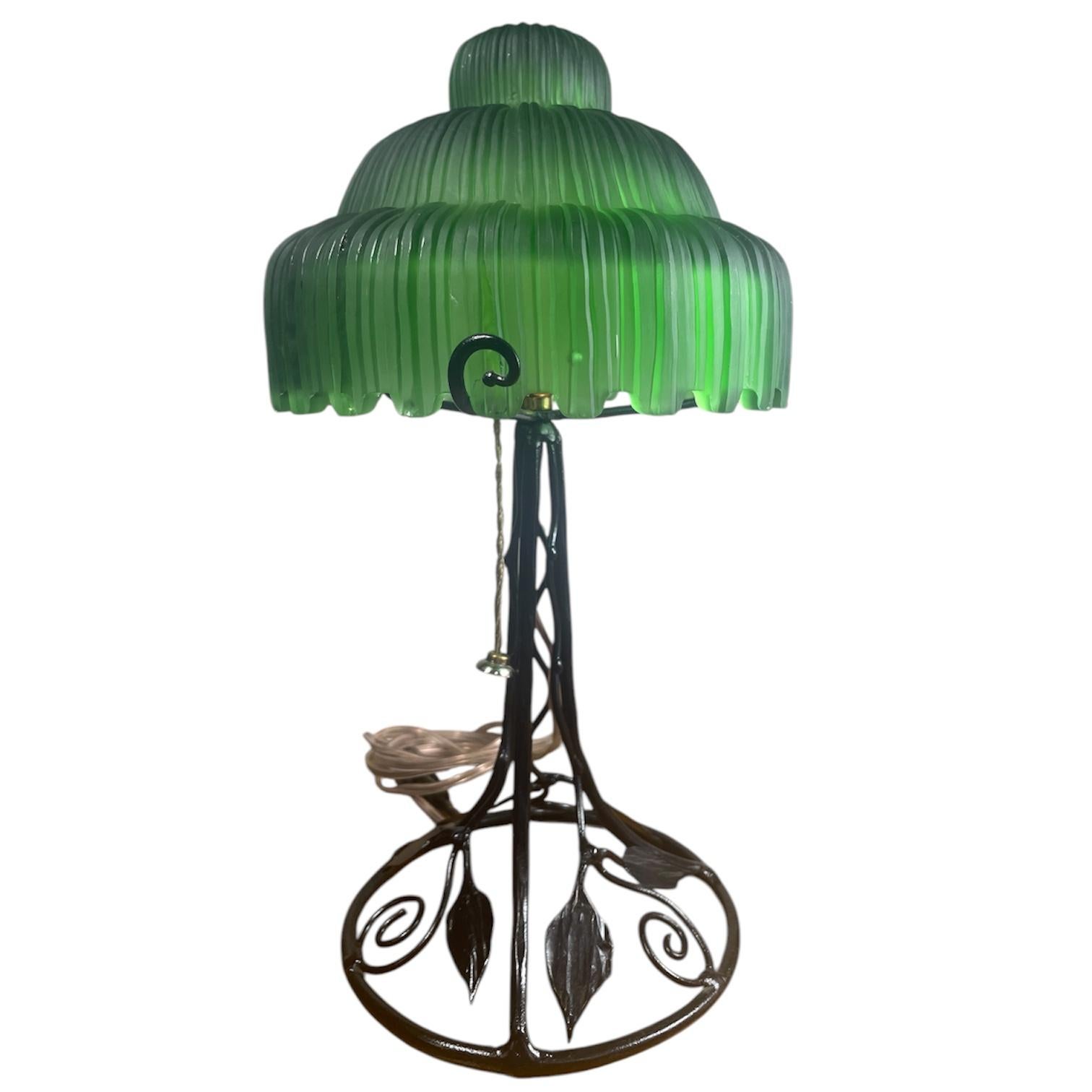 Lampe de table Art déco avec abat-jour en verre vert et base en fer État moyen - En vente à Ciudad Autónoma Buenos Aires, AR