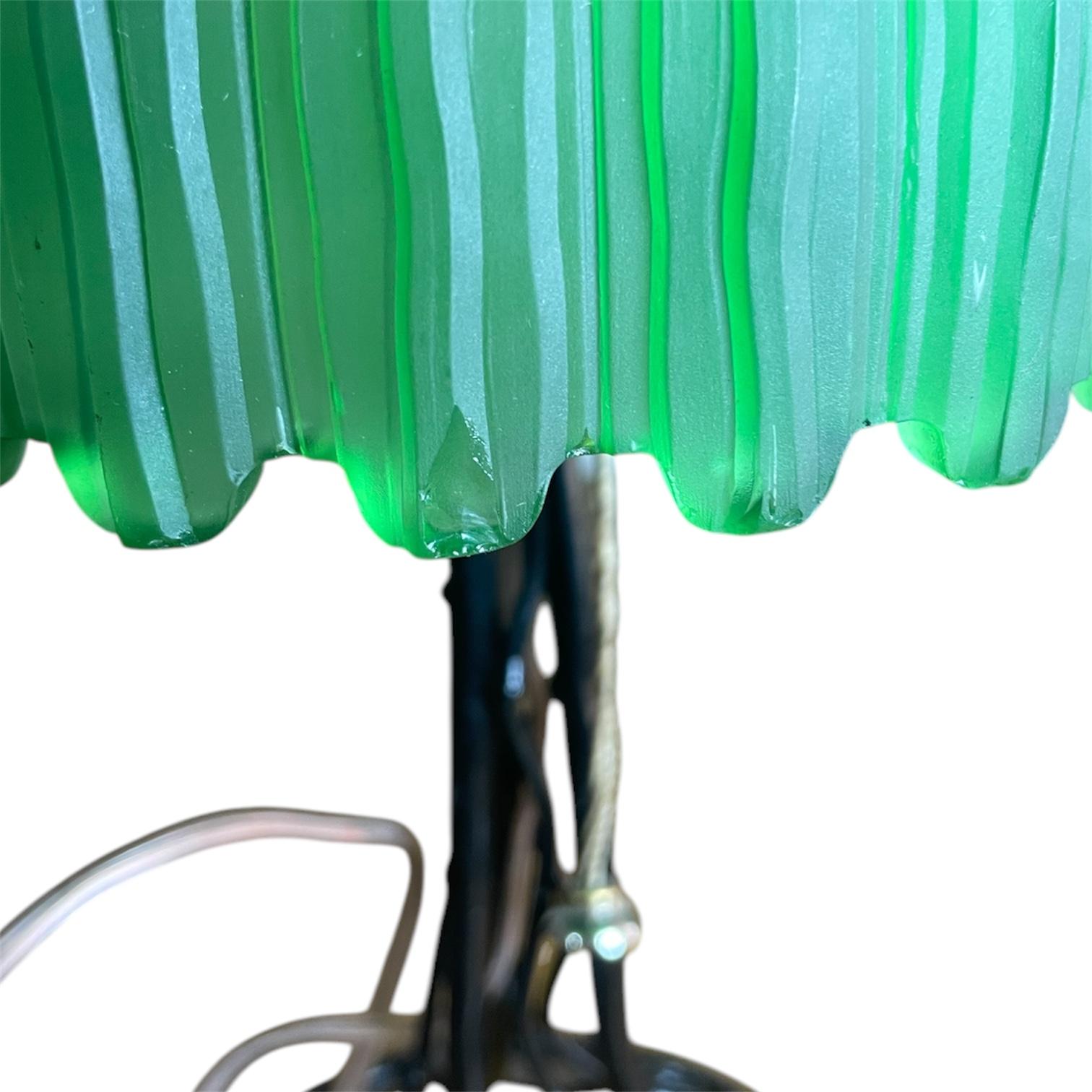 Début du 20ème siècle Lampe de table Art déco avec abat-jour en verre vert et base en fer en vente