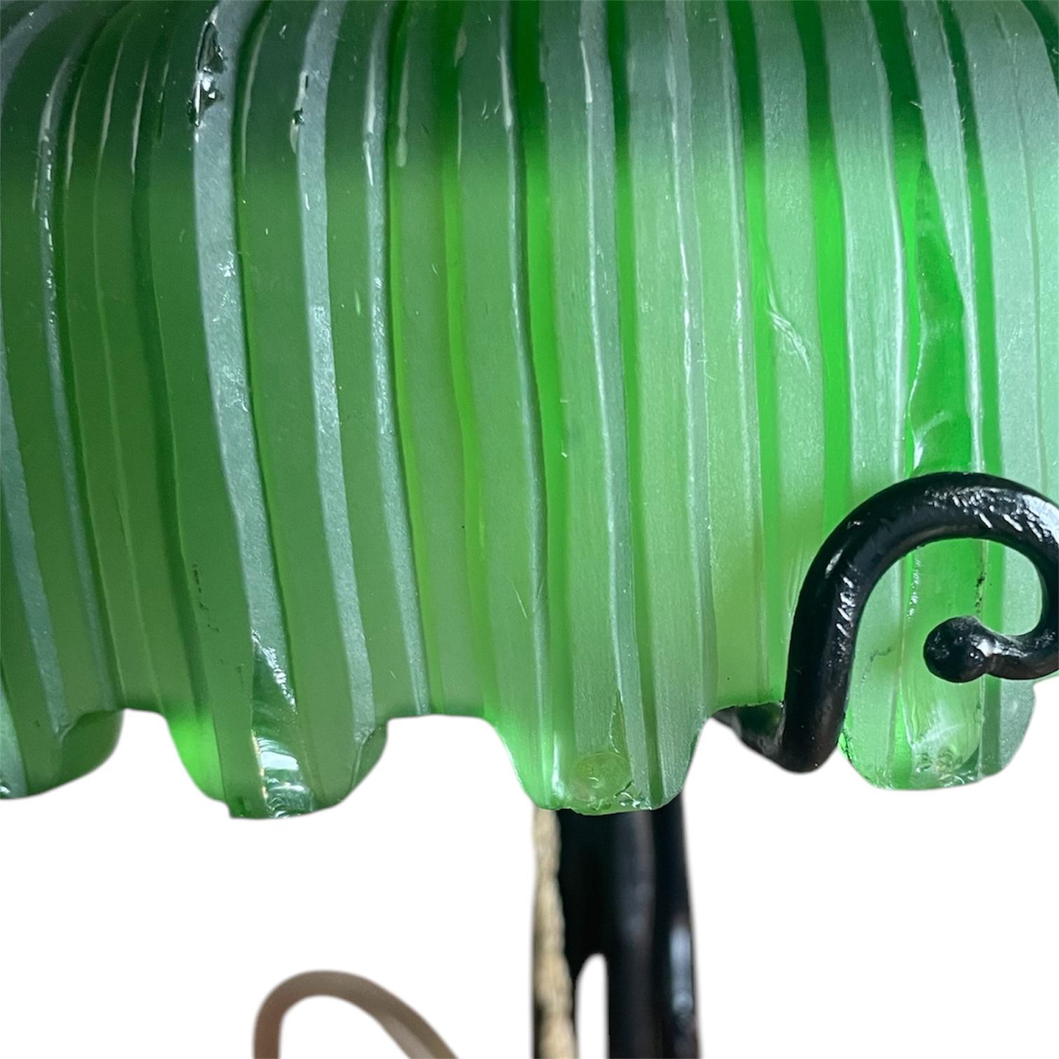 Métal Lampe de table Art déco avec abat-jour en verre vert et base en fer en vente
