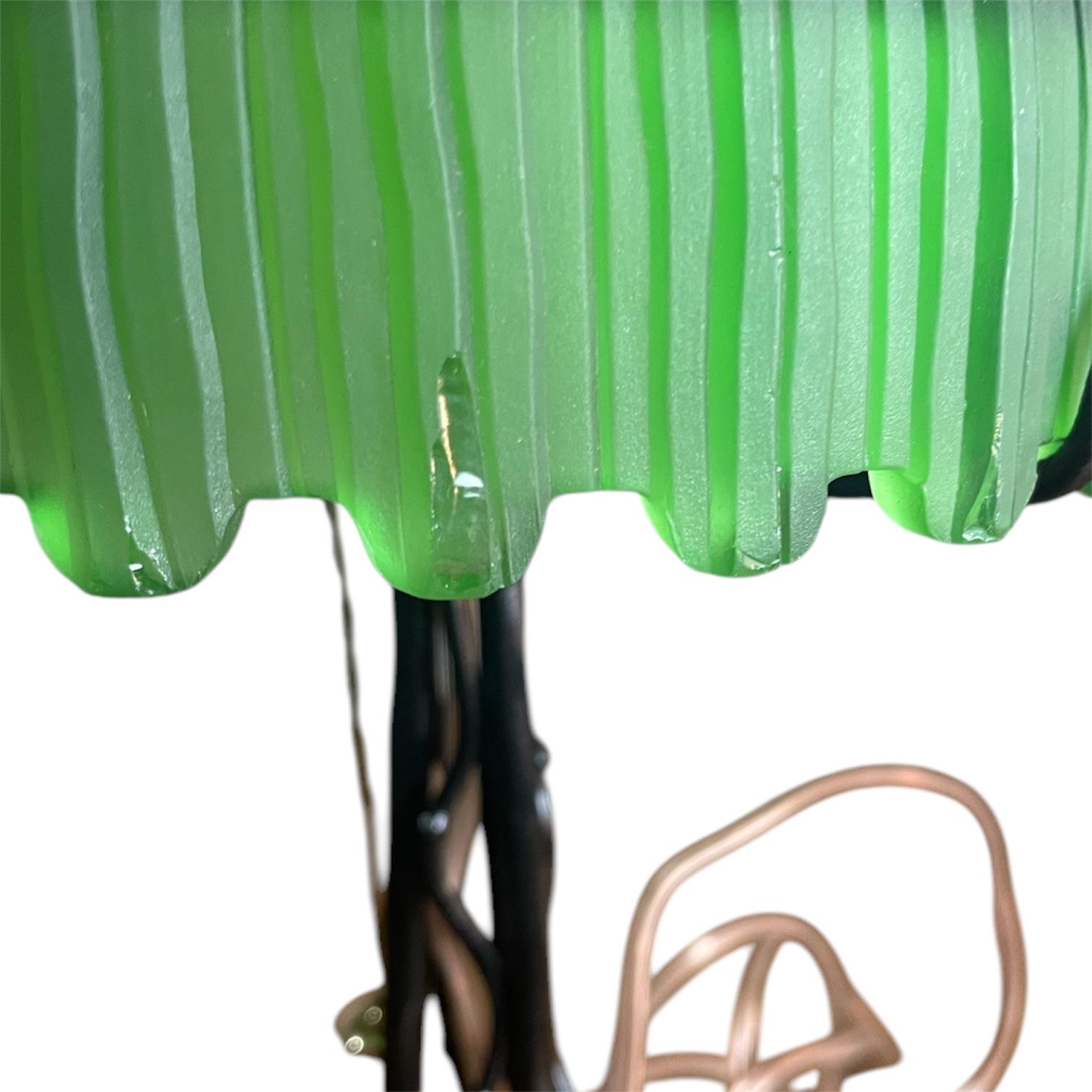 Lampe de table Art déco avec abat-jour en verre vert et base en fer en vente 1