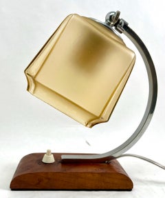 Art-Déco-Tischlampe mit Milchglas-Schirm und Chrombeschlägen / Holzsockel