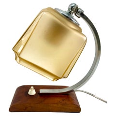 Lampe de bureau Art Déco avec abat-jour en verre dépoli et raccord chromé / base en bois