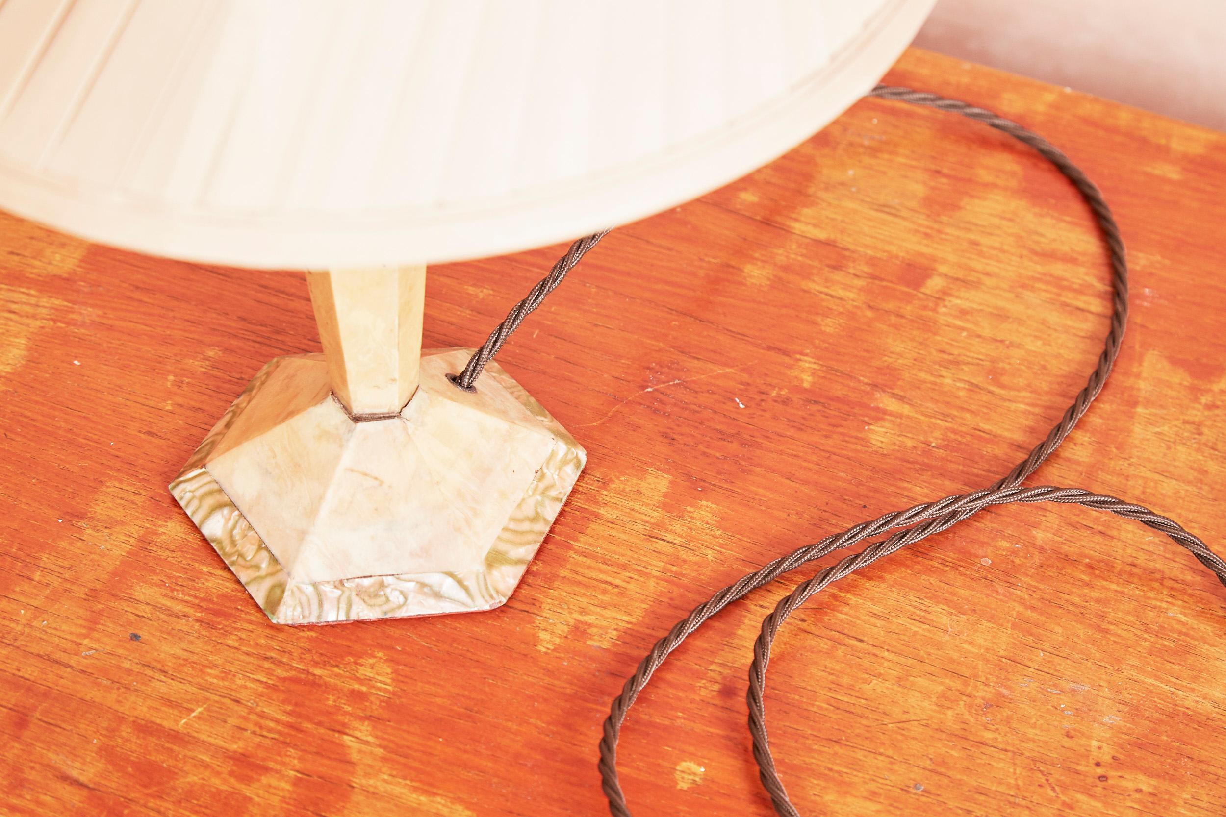 Milieu du XXe siècle Lampe de bureau Art Déco avec incrustation de nacre et abat-jour plissé, années 1930 en vente
