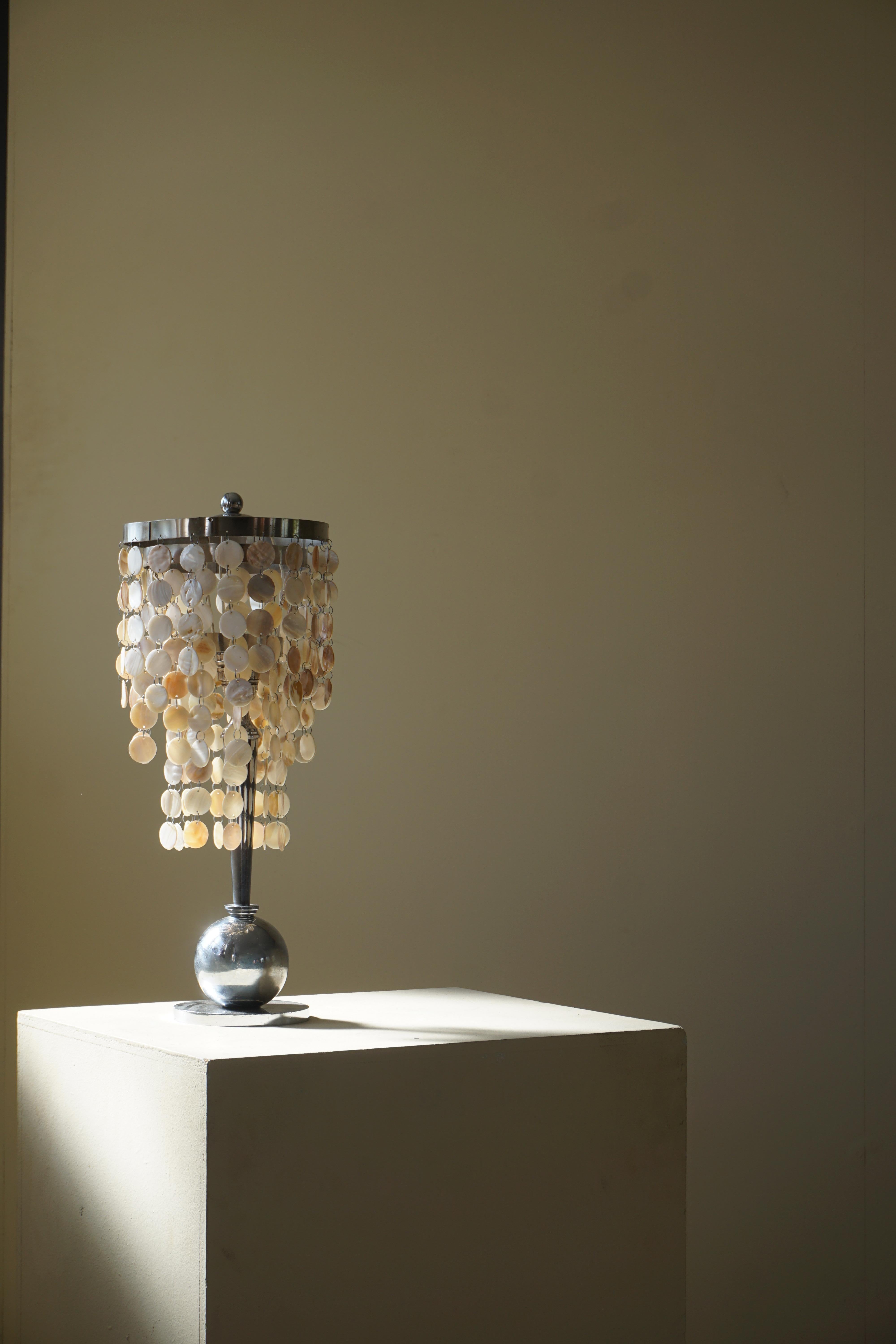 Lampe de table Art Déco avec plateau en nacre et encadrement de style funkis. Fabriqué dans les années 1940.