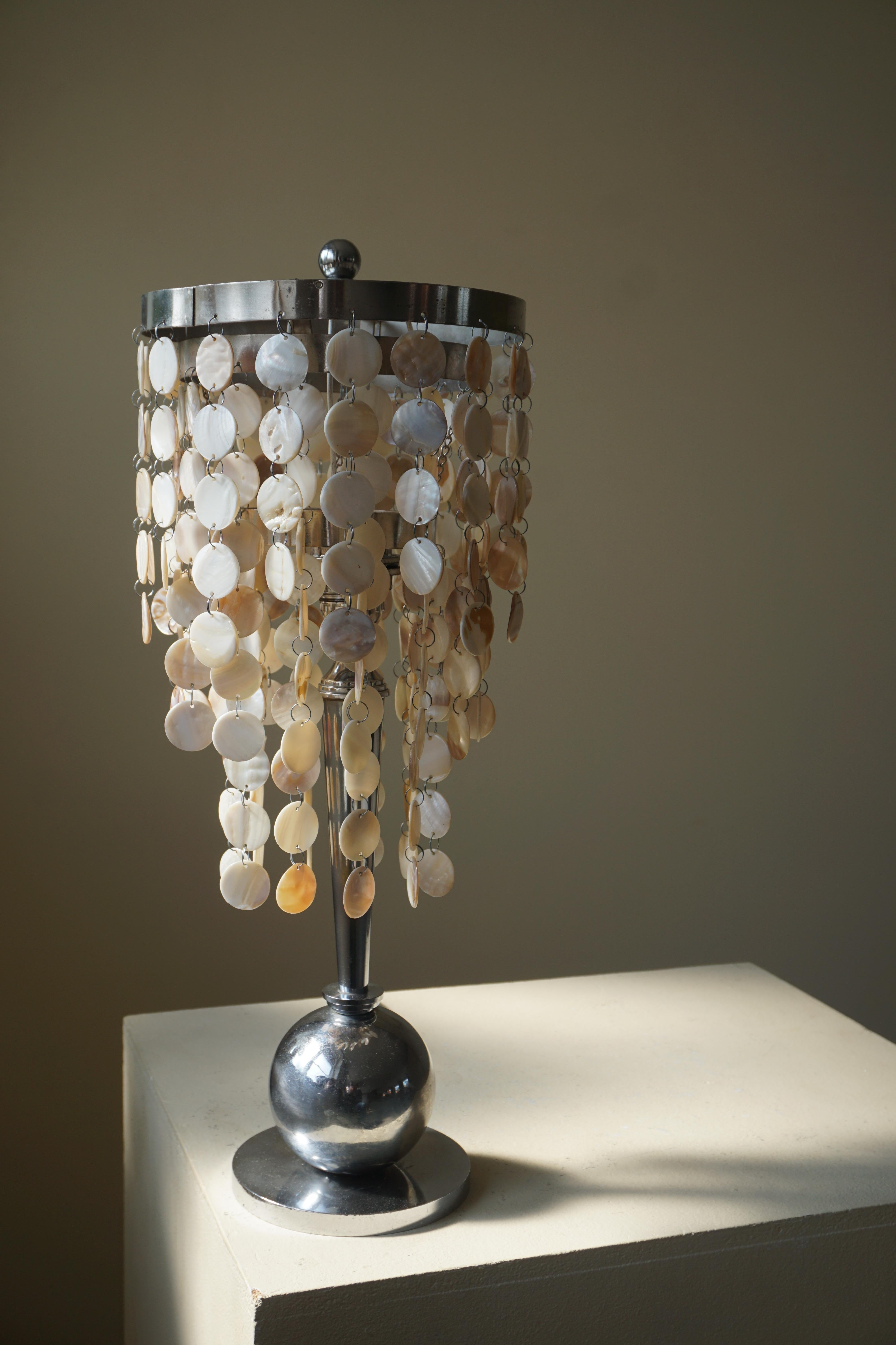 Lampe de table Art déco avec plateau en nacre et cadre de style Funkis Bon état - En vente à Odense, DK