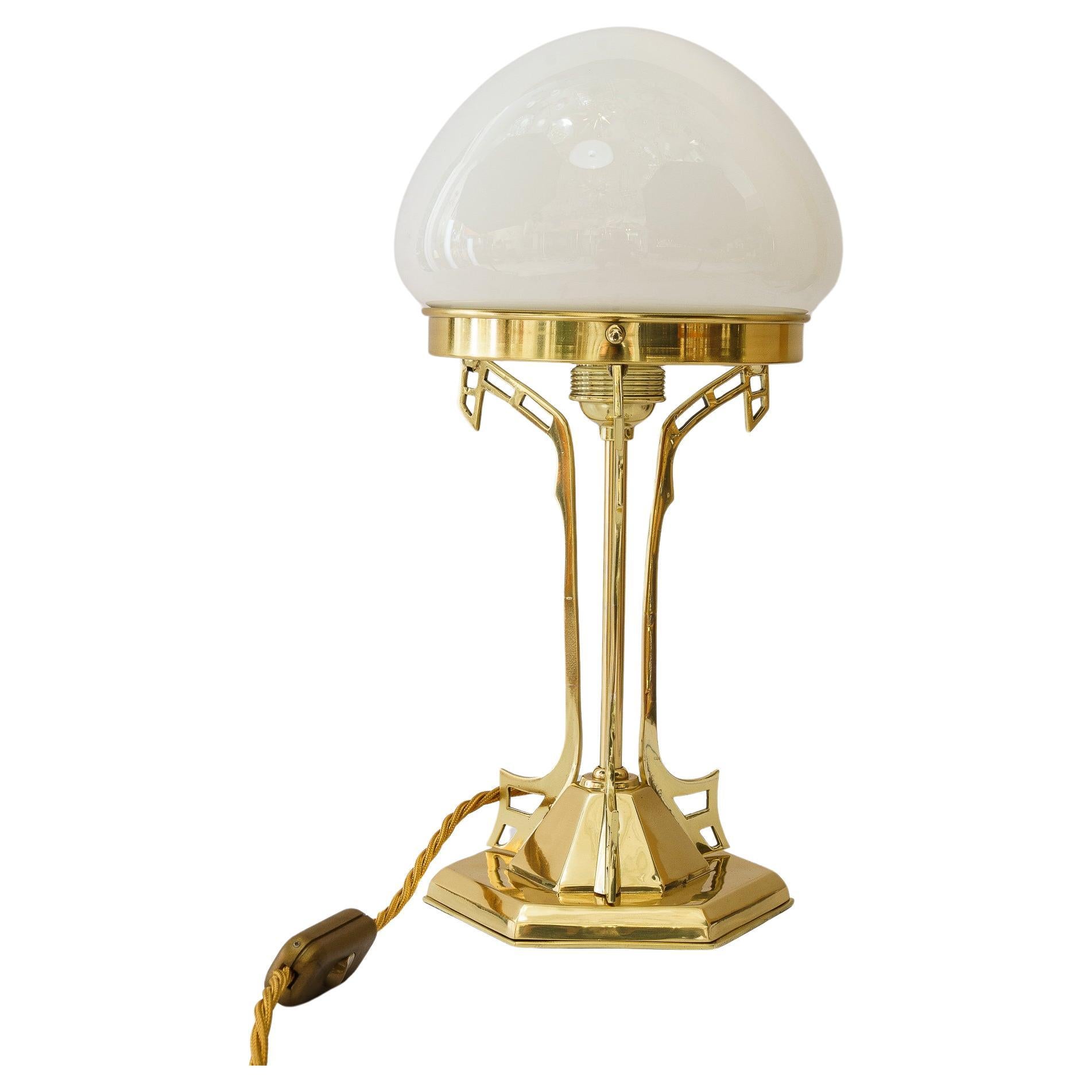 Lampada da tavolo Art Deco con paralume in vetro opalino di Vienna degli anni '20 circa