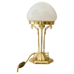 Lampada da tavolo Art Deco con paralume in vetro opalino di Vienna degli anni '20 circa