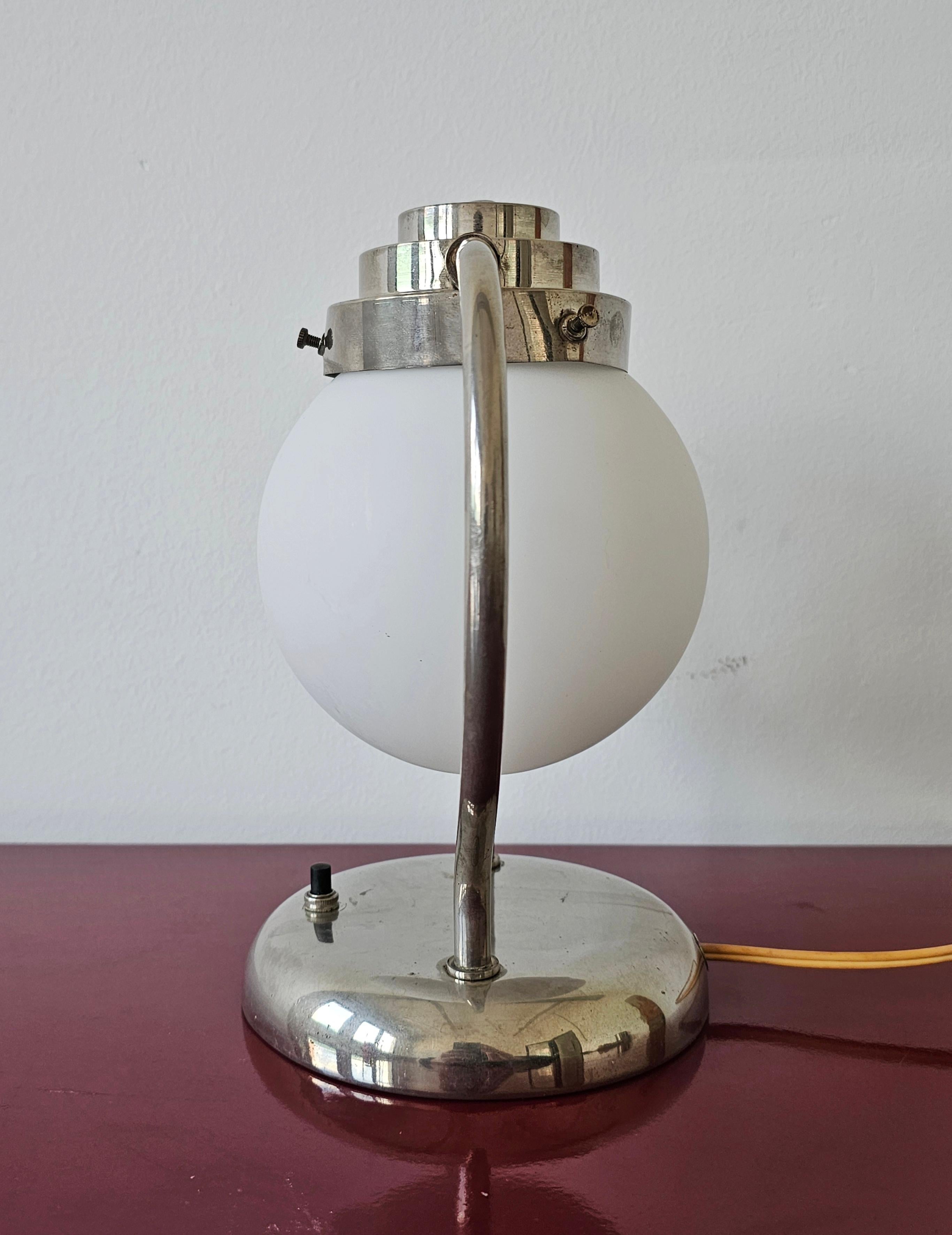 Art Deco Tischlampe mit Opalglas-Kugelschirm und verchromtem Standfuß, Deutschland 1930 im Angebot 5