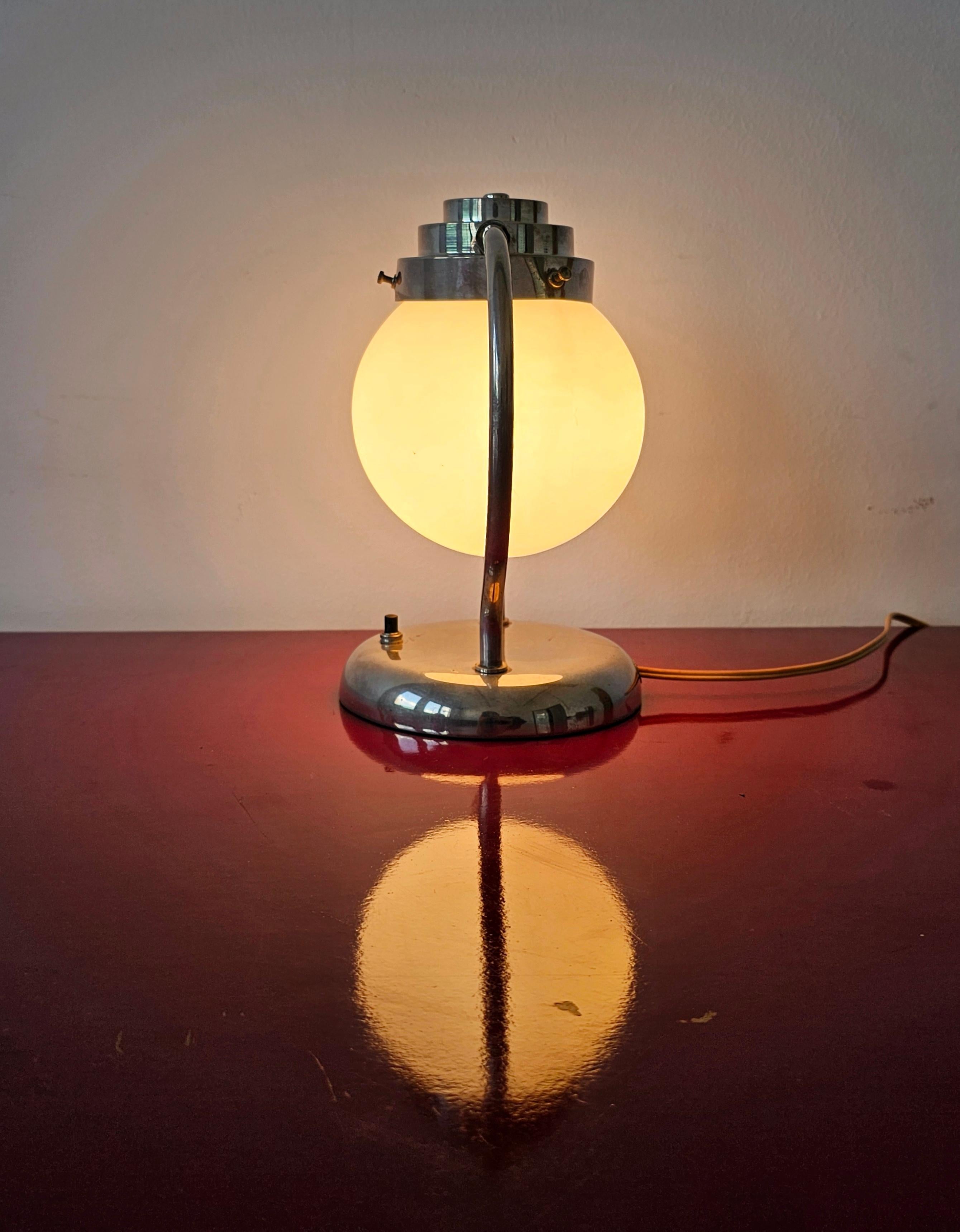 Art Deco Tischlampe mit Opalglas-Kugelschirm und verchromtem Standfuß, Deutschland 1930 im Angebot 6
