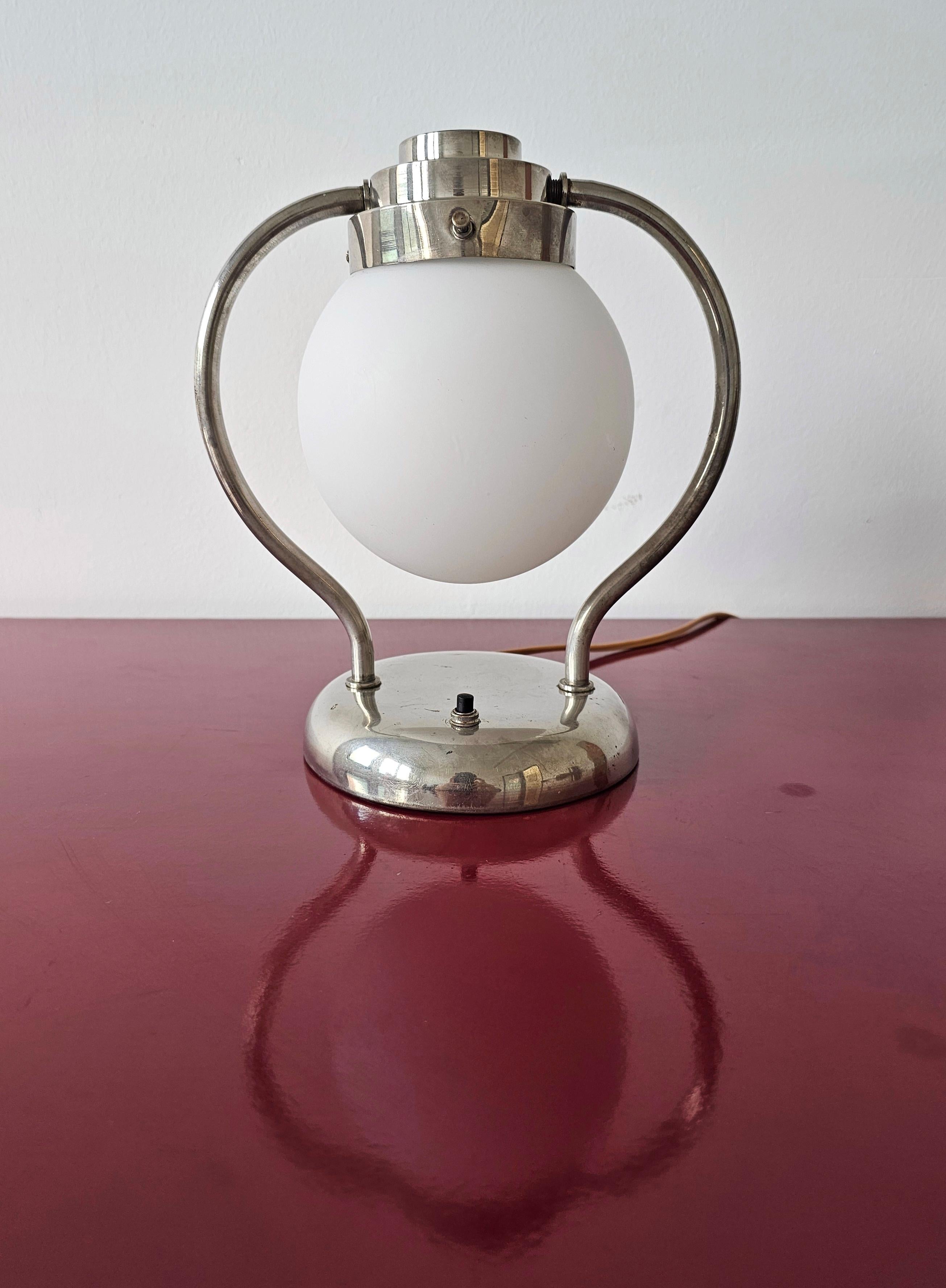 Art Deco Tischlampe mit Opalglas-Kugelschirm und verchromtem Standfuß, Deutschland 1930 (Art déco) im Angebot