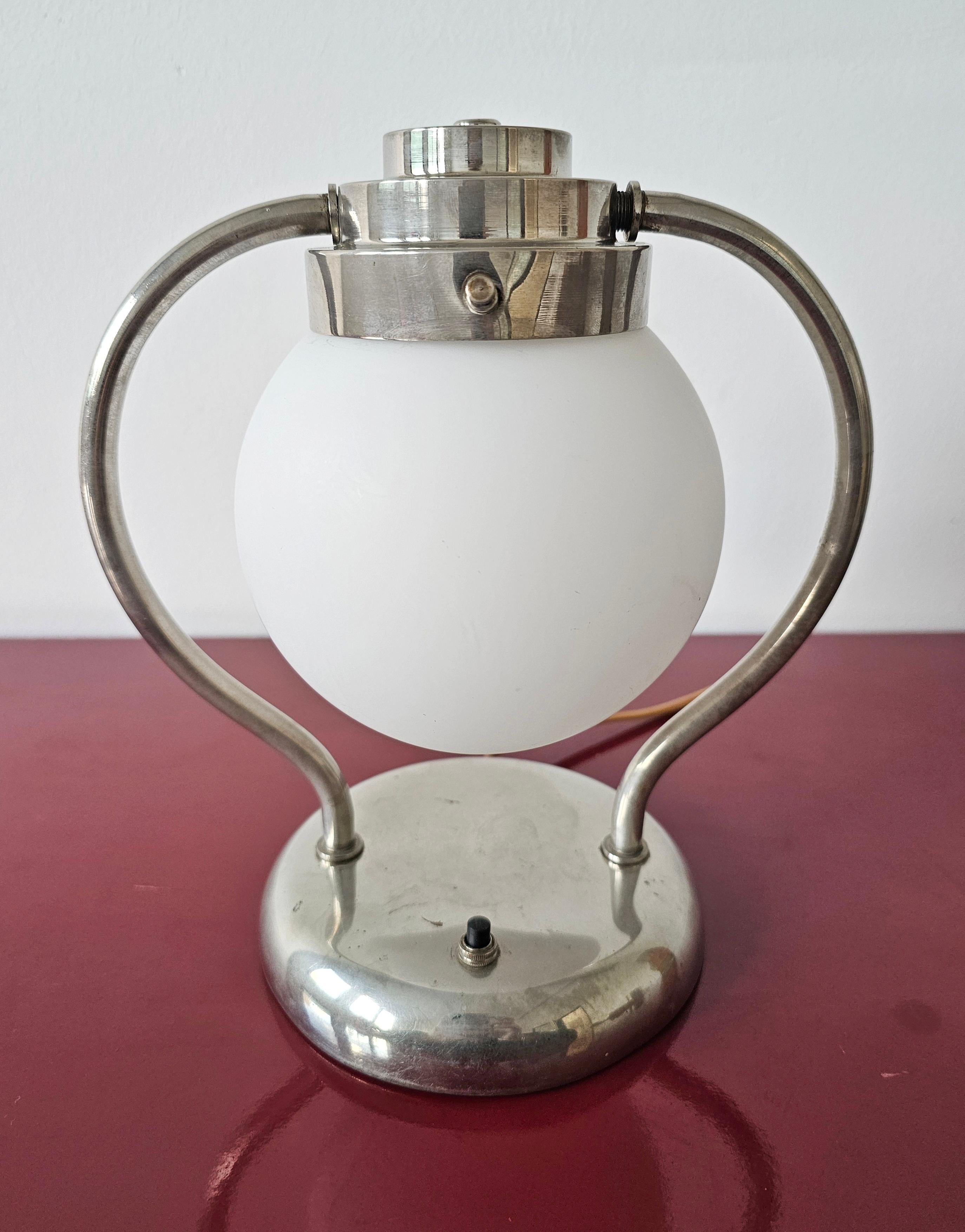 Art Deco Tischlampe mit Opalglas-Kugelschirm und verchromtem Standfuß, Deutschland 1930 im Zustand „Gut“ im Angebot in Beograd, RS