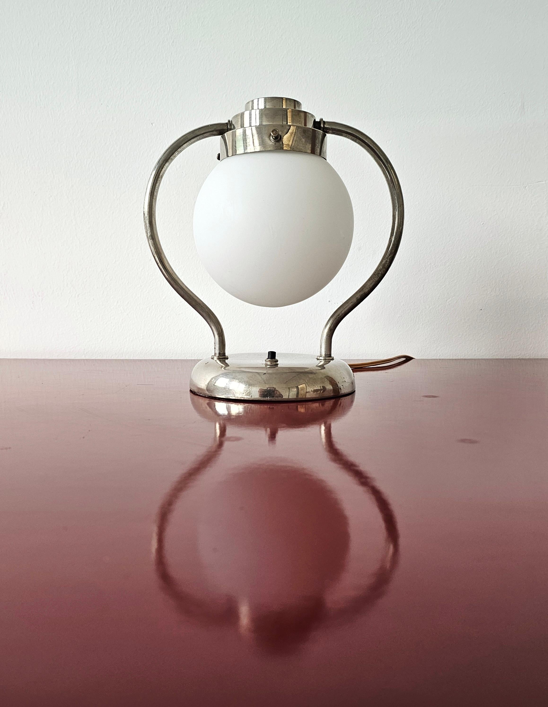Art Deco Tischlampe mit Opalglas-Kugelschirm und verchromtem Standfuß, Deutschland 1930 (Mitte des 20. Jahrhunderts) im Angebot