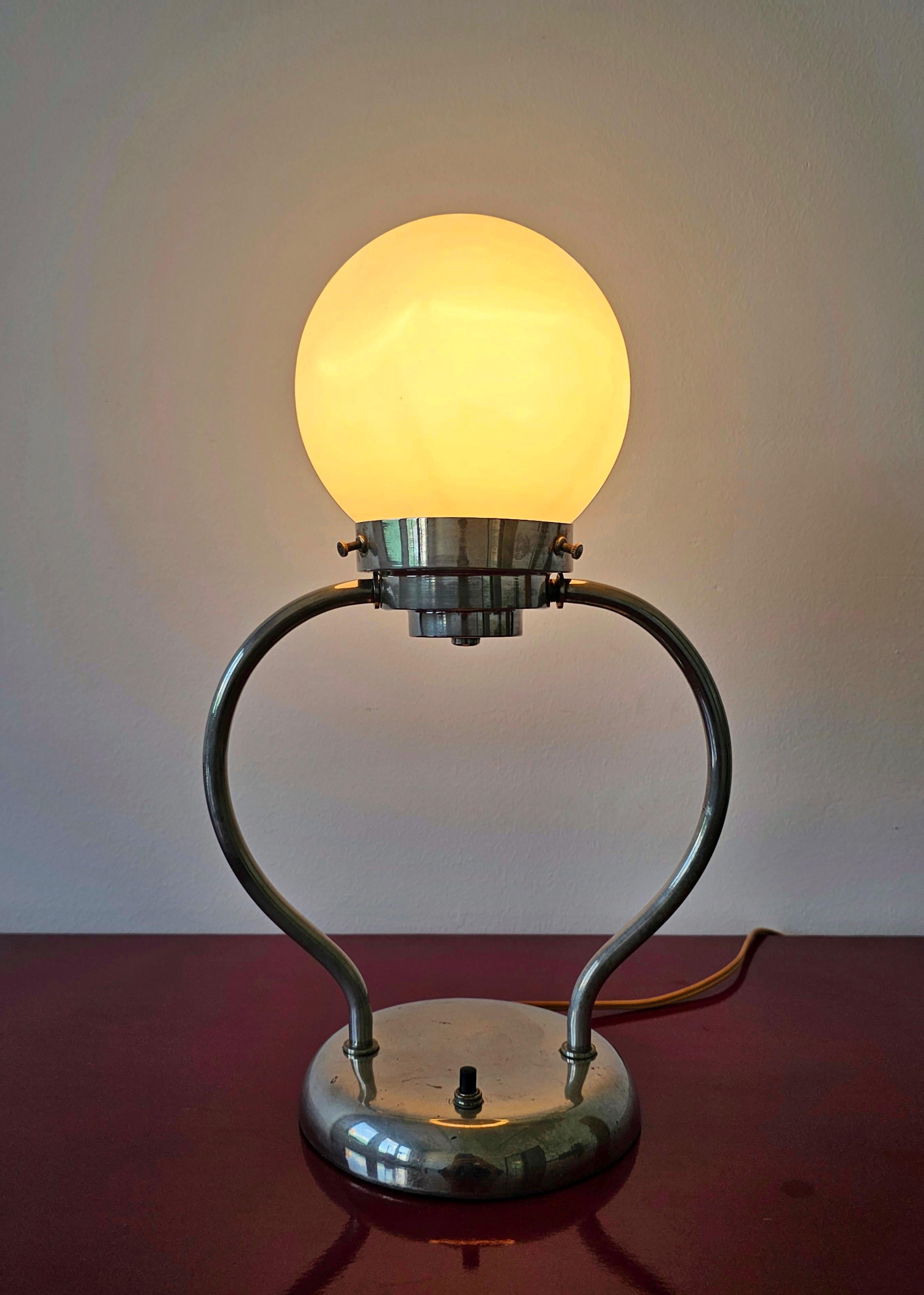 Art Deco Tischlampe mit Opalglas-Kugelschirm und verchromtem Standfuß, Deutschland 1930 im Angebot 1
