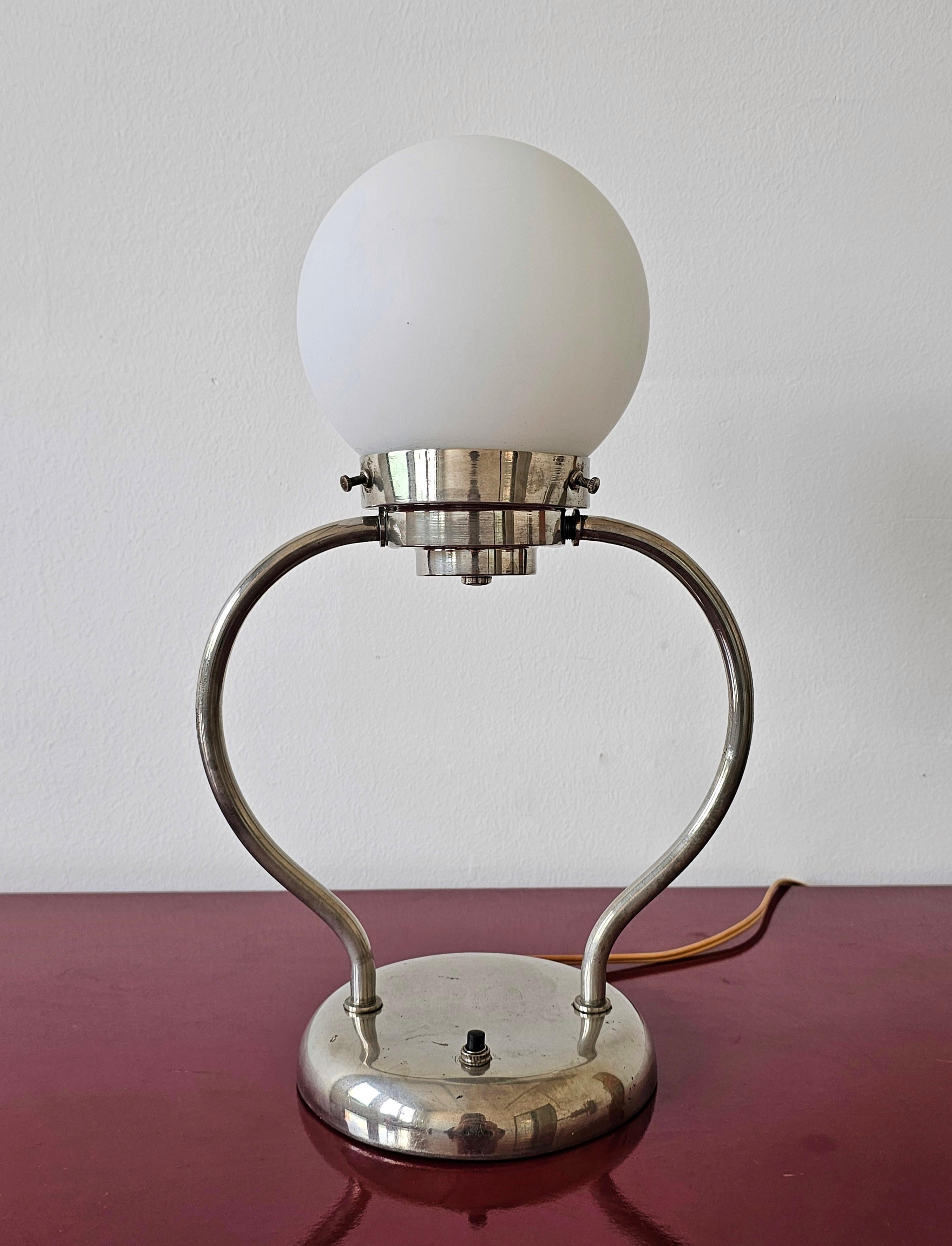 Art Deco Tischlampe mit Opalglas-Kugelschirm und verchromtem Standfuß, Deutschland 1930 im Angebot 2