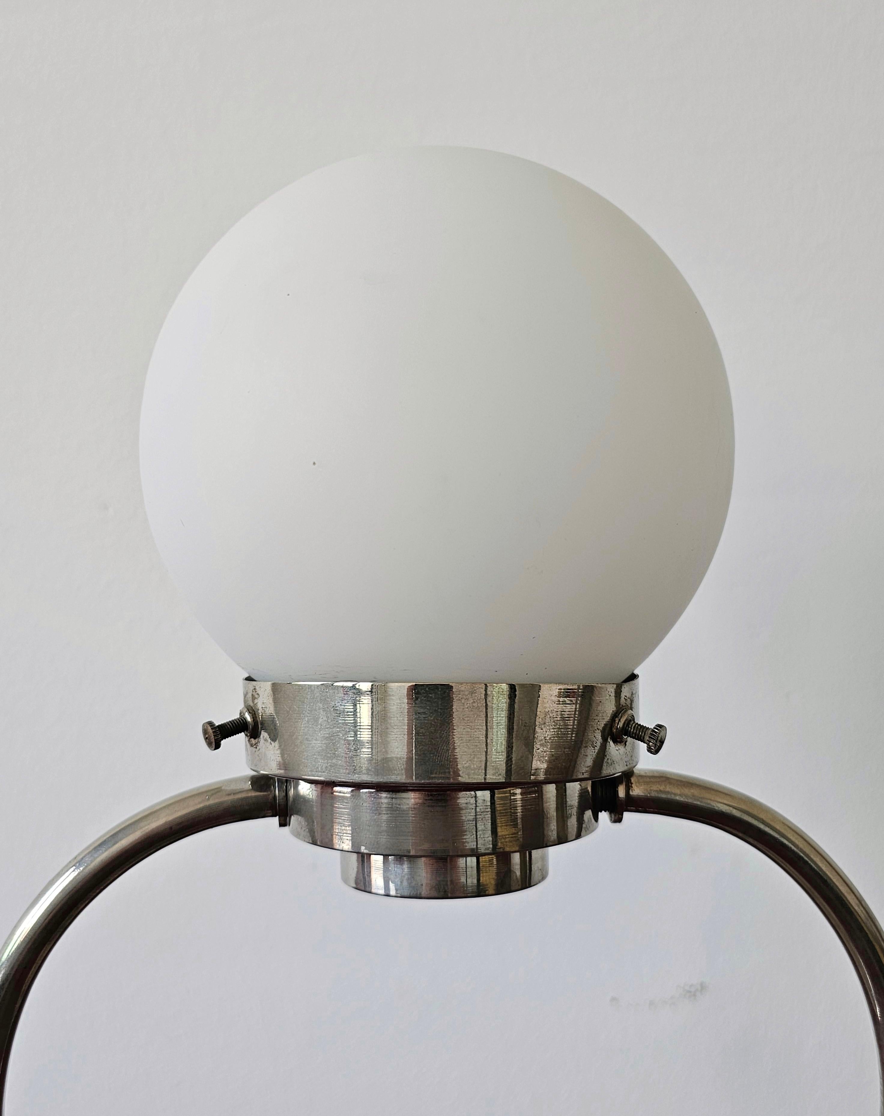 Art Deco Tischlampe mit Opalglas-Kugelschirm und verchromtem Standfuß, Deutschland 1930 im Angebot 3