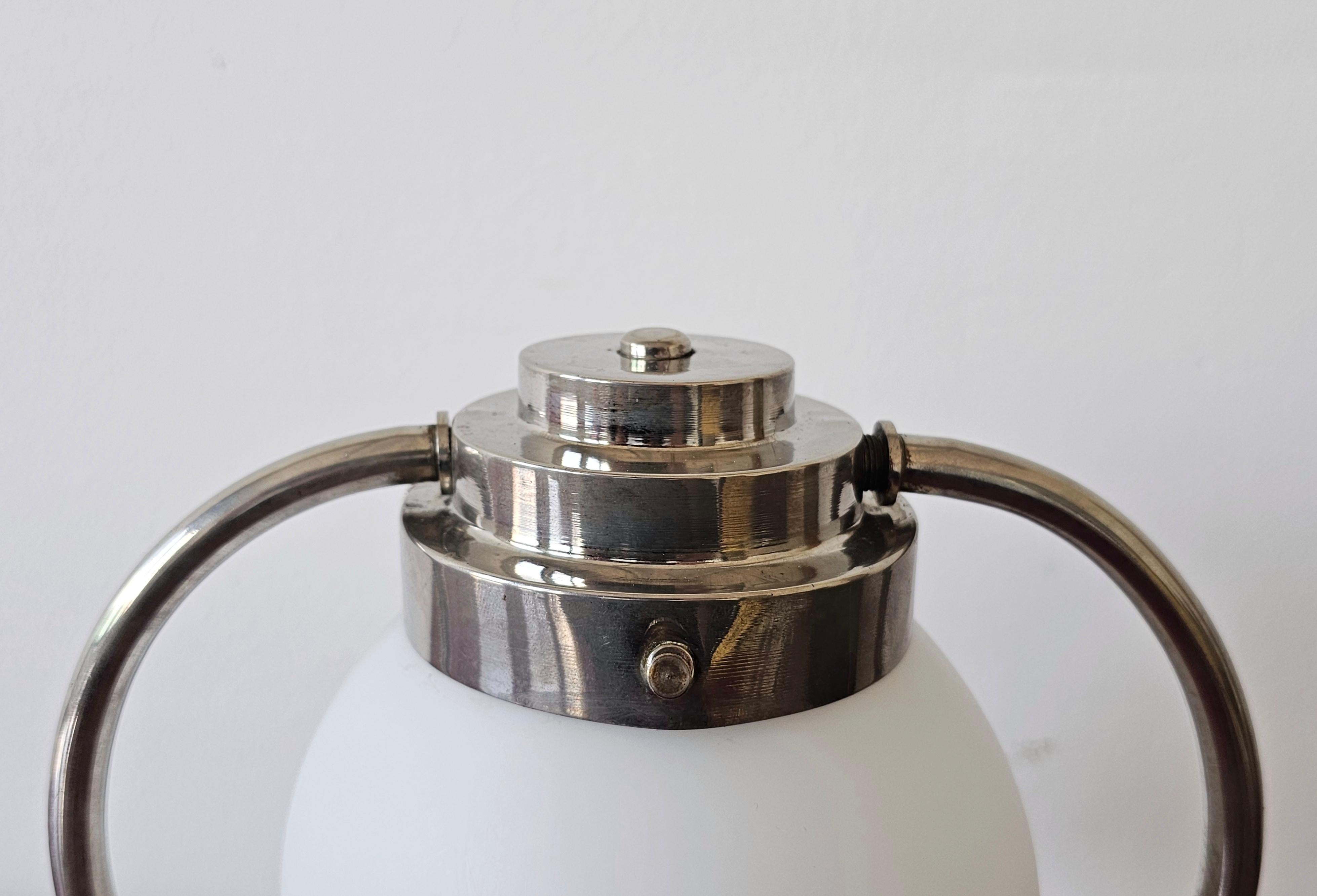 Art Deco Tischlampe mit Opalglas-Kugelschirm und verchromtem Standfuß, Deutschland 1930 im Angebot 4